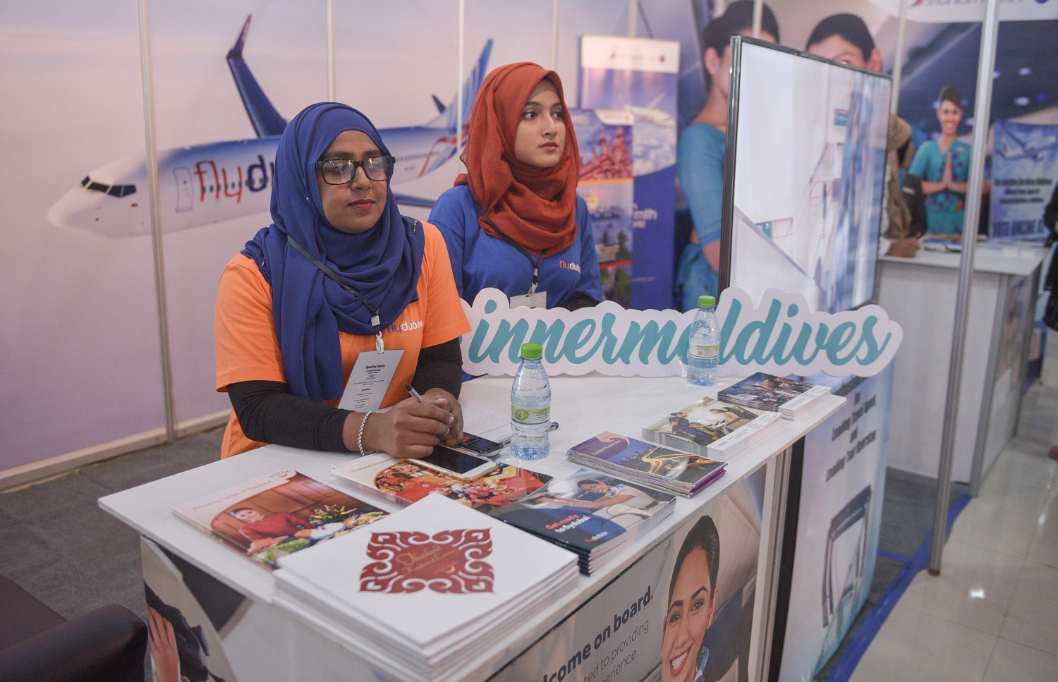 މާލެ: ޖުލައި 6، 2017- ދަތުރުފަތުރުކުރުމާ ބެހޭ މައުލޫމާތު ދިވެހިންނާއި ރާއްޖޭގައި ވަޒީފާ އަދާކުރާ ބޭރު މީހުންނަށް ފޯރުކޮށްދިނުމަށް ހައިރައިސް އިން އިންތިޒާމުކޮށްގެން ބާއްވާ މި އަހަރުގެ ވެކޭޝަންސް އެކްސްޕޯގައި ހުރި އިނަމޯލްޑިވްސްގެ ސްޓޯލްގެ މުވައްޒަފުންތަކެއް އެ ސްޓޯލްގައި މަޑުކޮށްލައިގެން: އާޓް ގެލެރީގައި ކުރިއަށް ގެންދާ މި އެކްސްޕޯ އޮންނާނީ އަންނަ ހޮނިހިރުދުވަހުގެ ނިޔަލަށް.---މިހާރު ފޮޓޯ: ހުސެއިން ވަހީދު