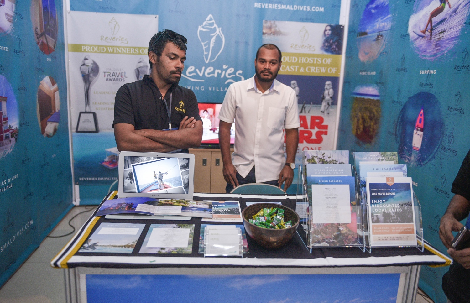 މާލެ: ޖުލައި 6، 2017- ދަތުރުފަތުރުކުރުމާ ބެހޭ މައުލޫމާތު ދިވެހިންނާއި ރާއްޖޭގައި ވަޒީފާ އަދާކުރާ ބޭރު މީހުންނަށް ފޯރުކޮށްދިނުމަށް ހައިރައިސް އިން އިންތިޒާމުކޮށްގެން ބާއްވާ މި އަހަރުގެ ވެކޭޝަންސް އެކްސްޕޯގެ ސްޓޯލެއްގައި އެތަނުގެ ދެ މުވައްޒަފަކު މަޑުކޮށްލައިގެން: އާޓް ގެލެރީގައި ކުރިއަށް ގެންދާ މި އެކްސްޕޯ އޮންނާނީ އަންނަ ހޮނިހިރުދުވަހުގެ ނިޔަލަށް.---މިހާރު ފޮޓޯ: ހުސެއިން ވަހީދު