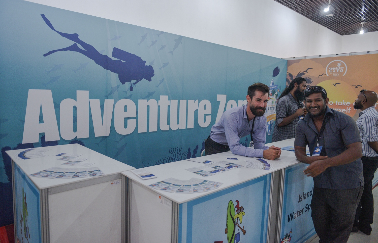 މާލެ: ޖުލައި 6، 2017- ދަތުރުފަތުރުކުރުމާ ބެހޭ މައުލޫމާތު ދިވެހިންނާއި ރާއްޖޭގައި ވަޒީފާ އަދާކުރާ ބޭރު މީހުންނަށް ފޯރުކޮށްދިނުމަށް ހައިރައިސް އިން އިންތިޒާމުކޮށްގެން ބާއްވާ މި އަހަރުގެ ވެކޭޝަންސް އެކްސްޕޯގެ ސްޓޯލެއްގައި ބަޔަކު މަޑުކޮށްލައިގެން: އާޓް ގެލެރީގައި ކުރިއަށް ގެންދާ މި އެކްސްޕޯ އޮންނާނީ އަންނަ ހޮނިހިރުދުވަހުގެ ނިޔަލަށް.---މިހާރު ފޮޓޯ: ހުސެއިން ވަހީދު