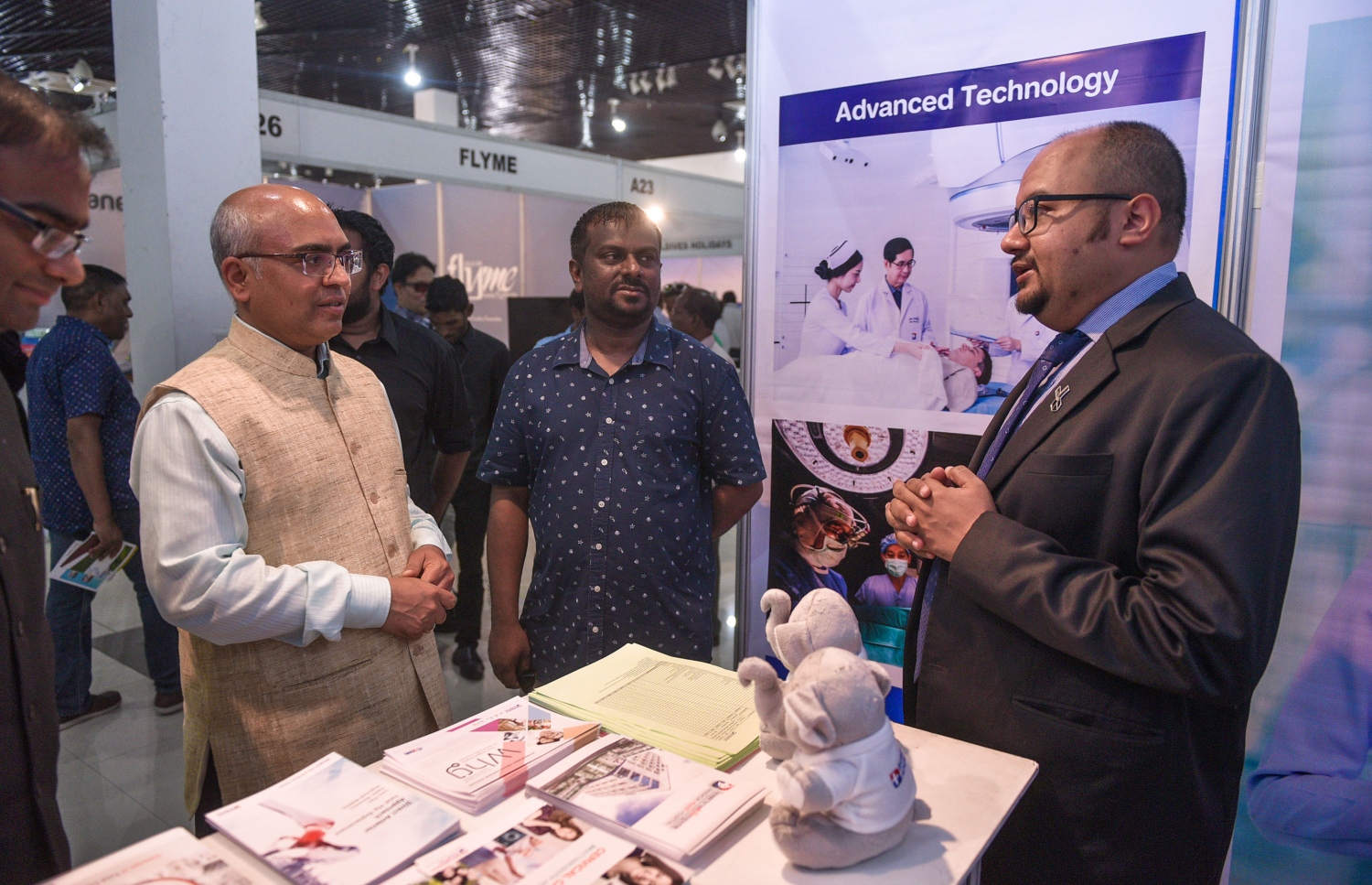 ރާއްޖޭގައި ހުންނަވާ އިންޑިއާގެ ސަފީރު މިޝްރާ، ވެކޭޝަންސް އެކްސްޕޯގެ ސްޓޯލެއްގެ މައުލޫމާތު މިއަދު ހޯއްދަވަނީ.---މިހާރު ފޮޓޯ: ހުސެއިން ވަހީދު