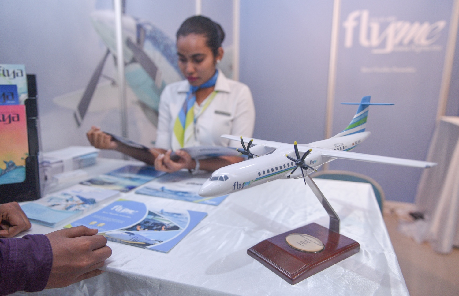 މާލެ: ޖުލައި 6، 2017- ދަތުރުފަތުރުކުރުމާ ބެހޭ މައުލޫމާތު ދިވެހިންނާއި ރާއްޖޭގައި ވަޒީފާ އަދާކުރާ ބޭރު މީހުންނަށް ފޯރުކޮށްދިނުމަށް ހައިރައިސް އިން އިންތިޒާމުކޮށްގެން ބާއްވާ މި އަހަރުގެ ވެކޭޝަންސް އެކްސްޕޯގައި ހުރި ފްލައިމީގެ ސްޓޯލް: އާޓް ގެލެރީގައި ކުރިއަށް ގެންދާ މި އެކްސްޕޯ އޮންނާނީ އަންނަ ހޮނިހިރުދުވަހުގެ ނިޔަލަށް.---މިހާރު ފޮޓޯ: ހުސެއިން ވަހީދު