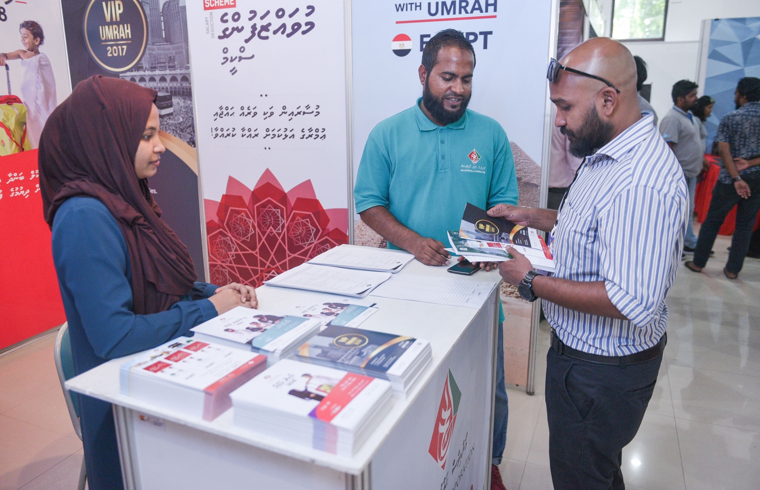 މާލެ: ޖުލައި 6، 2017- ދަތުރުފަތުރުކުރުމާ ބެހޭ މައުލޫމާތު ދިވެހިންނާއި ރާއްޖޭގައި ވަޒީފާ އަދާކުރާ ބޭރު މީހުންނަށް ފޯރުކޮށްދިނުމަށް ހައިރައިސް އިން އިންތިޒާމުކޮށްގެން ބާއްވާ މި އަހަރުގެ ވެކޭޝަންސް އެކްސްޕޯގައި ހުރި މޯލްޑިވްސް ހައްޖު ކޯޕަރޭޝަންގެ ސްޓޯލް އިން މީހަކު މައުލޫމާތު ހޯދަނީ: އާޓް ގެލެރީގައި ކުރިއަށް ގެންދާ މި އެކްސްޕޯ އޮންނާނީ އަންނަ ހޮނިހިރުދުވަހުގެ ނިޔަލަށް.---މިހާރު ފޮޓޯ: ހުސެއިން ވަހީދު