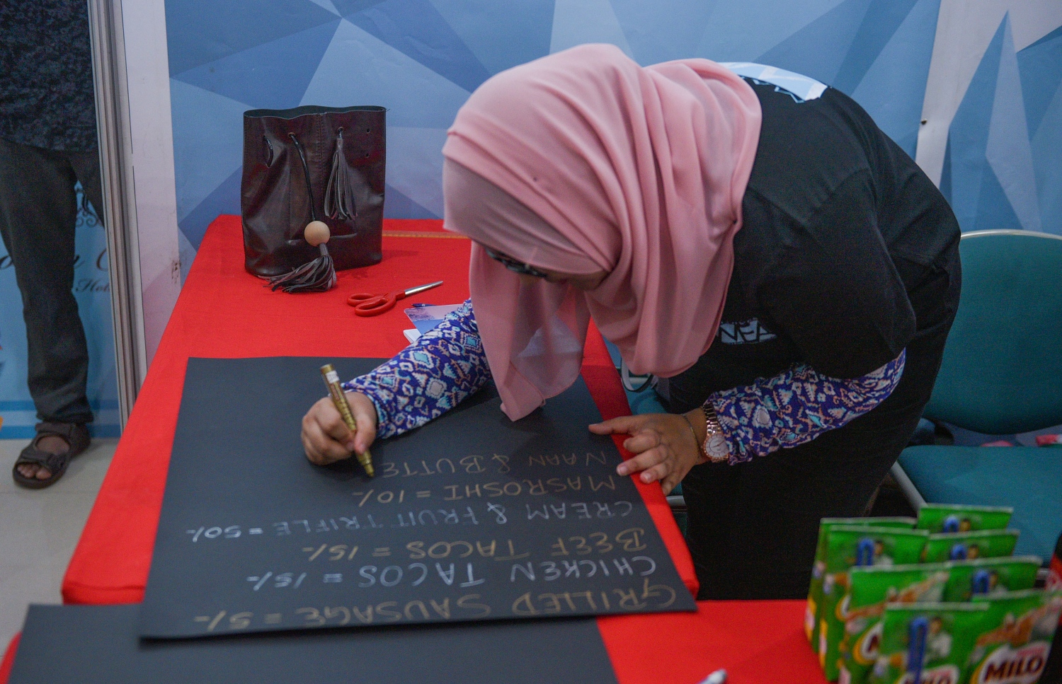 މާލެ: ޖުލައި 6، 2017- ދަތުރުފަތުރުކުރުމާ ބެހޭ މައުލޫމާތު ދިވެހިންނާއި ރާއްޖޭގައި ވަޒީފާ އަދާކުރާ ބޭރު މީހުންނަށް ފޯރުކޮށްދިނުމަށް ހައިރައިސް އިން އިންތިޒާމުކޮށްގެން ބާއްވާ މި އަހަރުގެ ވެކޭޝަންސް އެކްސްޕޯގެ ތެރެއިން: އާޓް ގެލެރީގައި ކުރިއަށް ގެންދާ މި އެކްސްޕޯ އޮންނާނީ އަންނަ ހޮނިހިރުދުވަހުގެ ނިޔަލަށް.---މިހާރު ފޮޓޯ: ހުސެއިން ވަހީދު