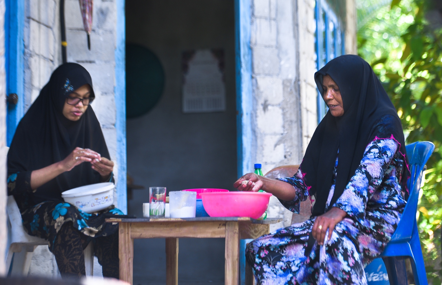 ރ.ފައިނު: ޖުލައި 7، 2017- ހަވީރު ސަޔަށް ތައްޔާރުވުމުގެ ގޮތުން ފައިނުގެ ދެމަޔަކު، ދިރިއުޅޭ ގޭގެ ބޭރުގައި އިށީނދެލައިގެން ތިބެ ހެދިކާ ހަދަނީ. --މިހާރު ފޮޓޯ: ހުސައިން ވަހީދު