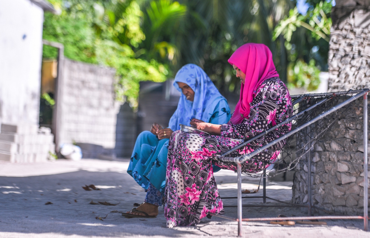 ރ.ފައިނު: ޖުލައި 7، 2017-ހަވީރު ސަޔަށް ހެދިކާ ތައްޔާރުކުރުމުގެ މަސައްކަތުގައި، މަގުމަތީގައި ހުރި ޖޯލިފައްޗެއްގައި ދެމީހަކު އިށީނދެލައިގެން .---މިހާރު ފޮޓޯ: ހުސައިން ވަހީދު