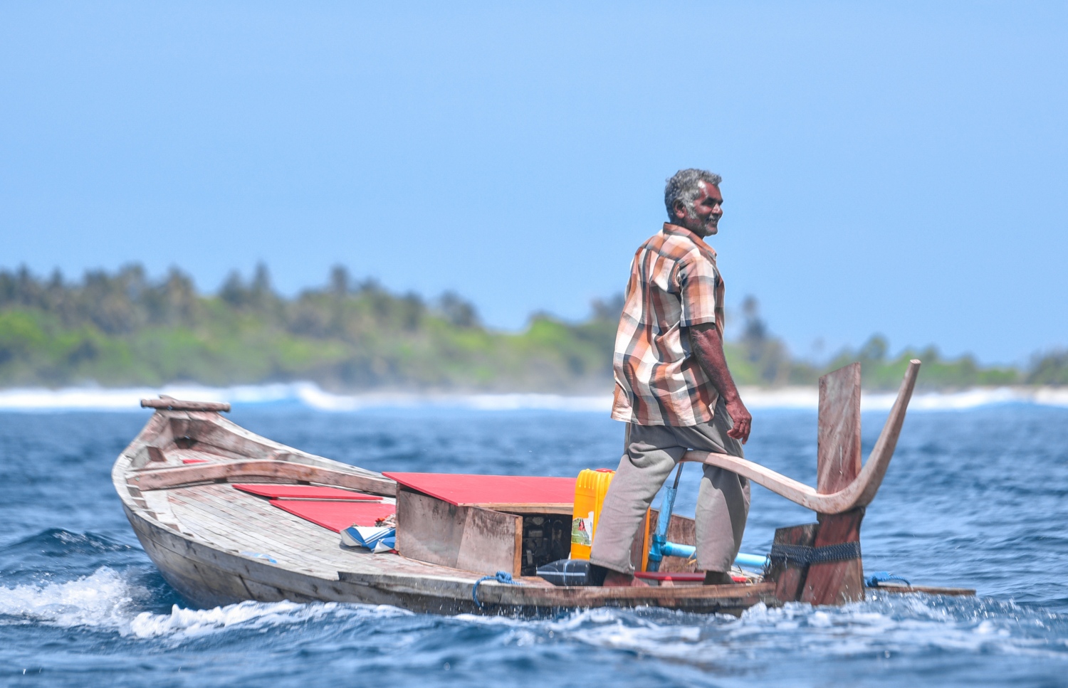 ރ.ފައިނު: ޖުލައި 7، 2017- މީހަކު އޭނާގެ އަމިއްލަ ގޭގެ ގޯތިތެރޭގައި ހަރުގެއެއް ހަދައިގެން، އަމިއްލަޔަށް ބަނދެފައިވާ ކުޑަ ދޯންޏެއްގައި ރަށް ބޭރަށް ނުކުމެ ކެޔޮޅުކަމު ދުއްވަނީ. މިއީ އޭނާ ބަނދެ ނިންމި ދެ ވަނަ ދޯނި--މިހާރު ފޮޓޯ: ހުސައިން ވަހީދު