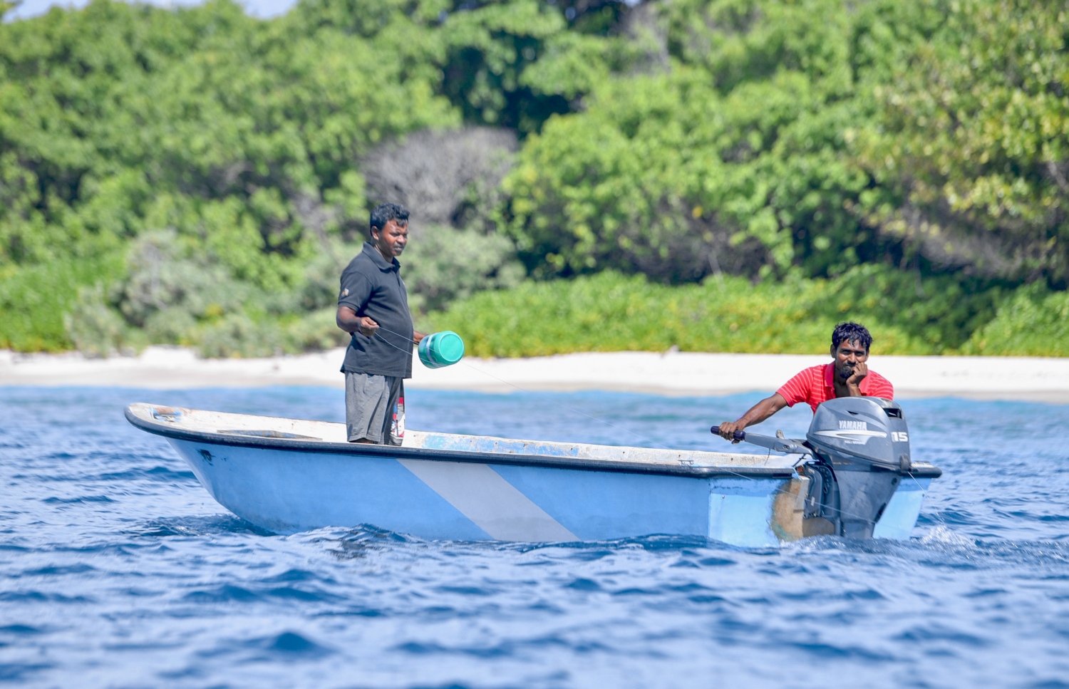 ރ.ފައިނު: ޖުލައި 7، 2017- ފަރުމަސްވެރިކަން ކުރުމަށް ޑިންގީއެއްގައި ނުކުމެ ތިބި ދެމީހަކު، ފައިނުގެ ރަށްބޭރުގައި މަޑުކޮށްލައިގެން.---މިހާރު ފޮޓޯ: ހުސައިން ވަހީދު