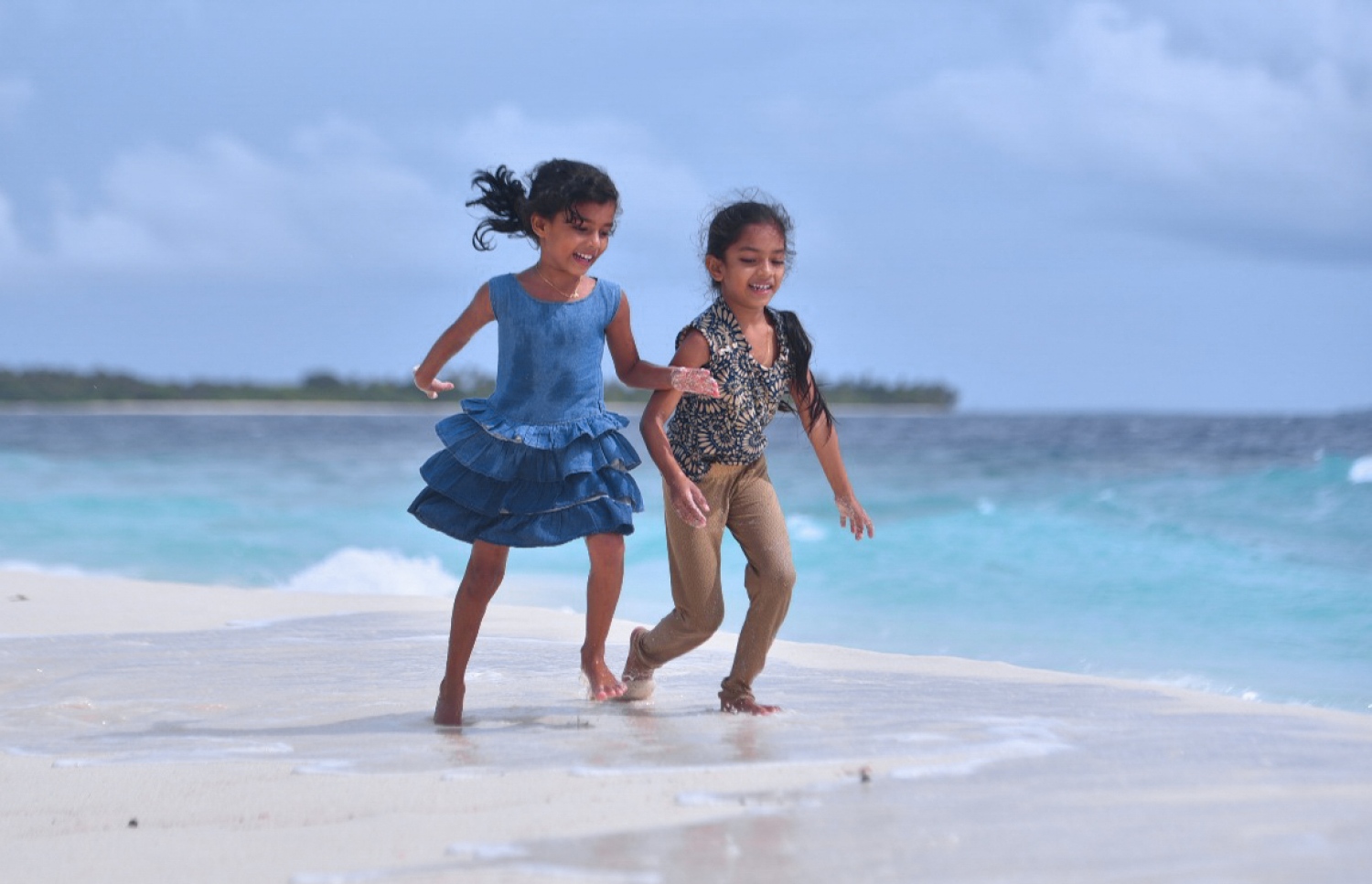 ރ.ފައިނު: ޖުލައި 7، 2017- ކުޑަކުދިންތަކެއް ރާޅުފަށުގައި ދުވެ މަޖާކުރަނީ. ކޮންމެ އަހަރެއްގެ ވެސް މޫސުން ބަދަލުވާ ދުވަސްވަރު މިރަށުގެ ހުޅަނގުކޮޅު ތުނޑީގައި ހެދޭ ކޯރު ބެލުމަށާއި، ކޯރަށް އެރި މަޖާކުރުމަށް އެ ސަރަހައްދަށް ކުޑަކުދިންނާ އެކު މީހުން ގޮސްއުޅޭ. --މިހާރު ފޮޓޯ: ހުސައިން ވަހީދު