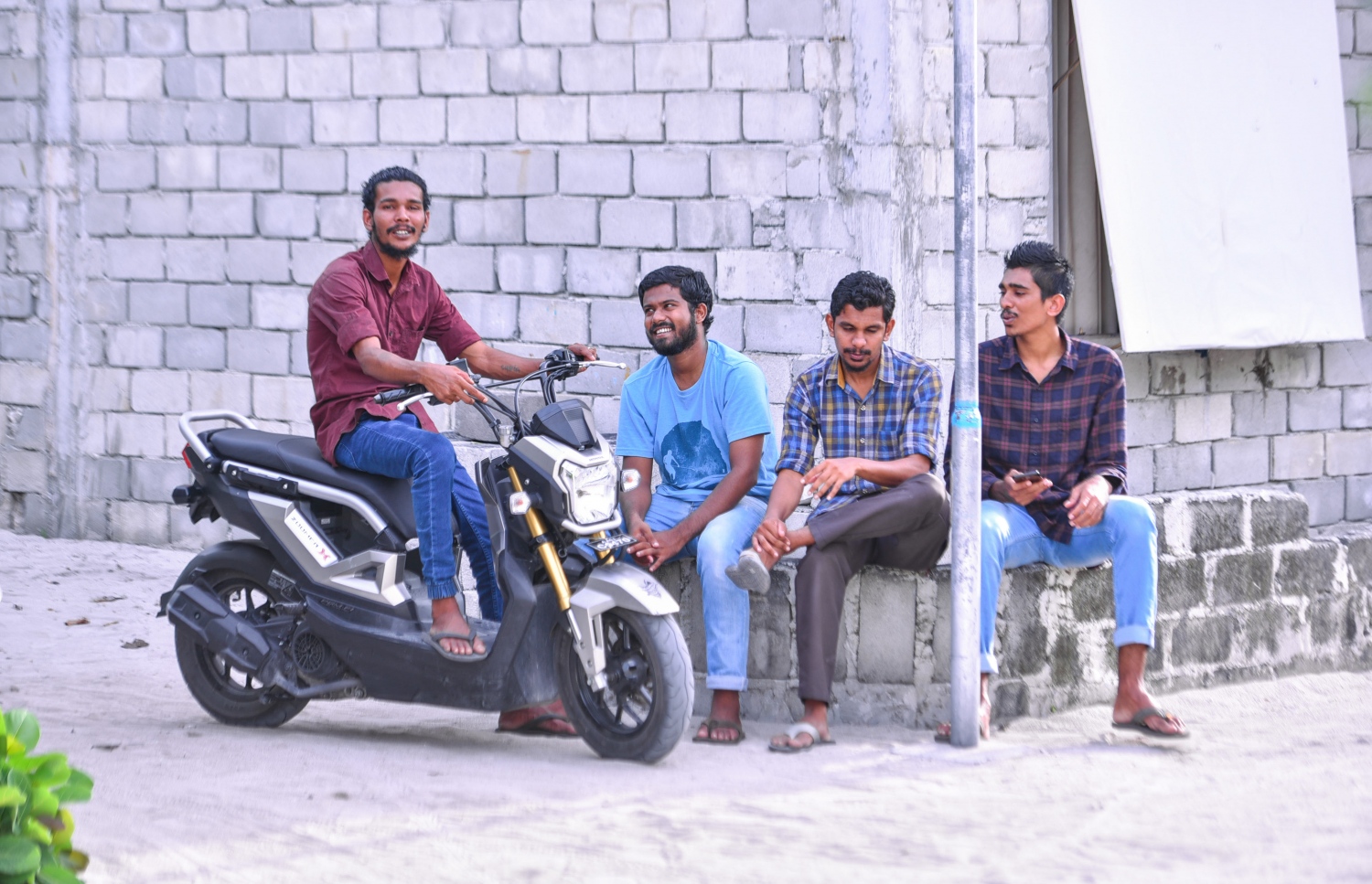 ރ.ފައިނު: ޖުލައި 7، 2017- ފައިނު ޒުވާނުންތަކެއް ވާހަކަދައްކާލުމަށްޓަކައި، ފާރުބުރިއެއްގެ މަތީގައި އިށީނދެލައިގެން ތިބި އިރު އެހެން ޒުވާނަކު ސައިކަލެއްގައި މަޑު ކޮށްލައިގެން. --މިހާރު ފޮޓޯ: ހުސައިން ވަހީދު