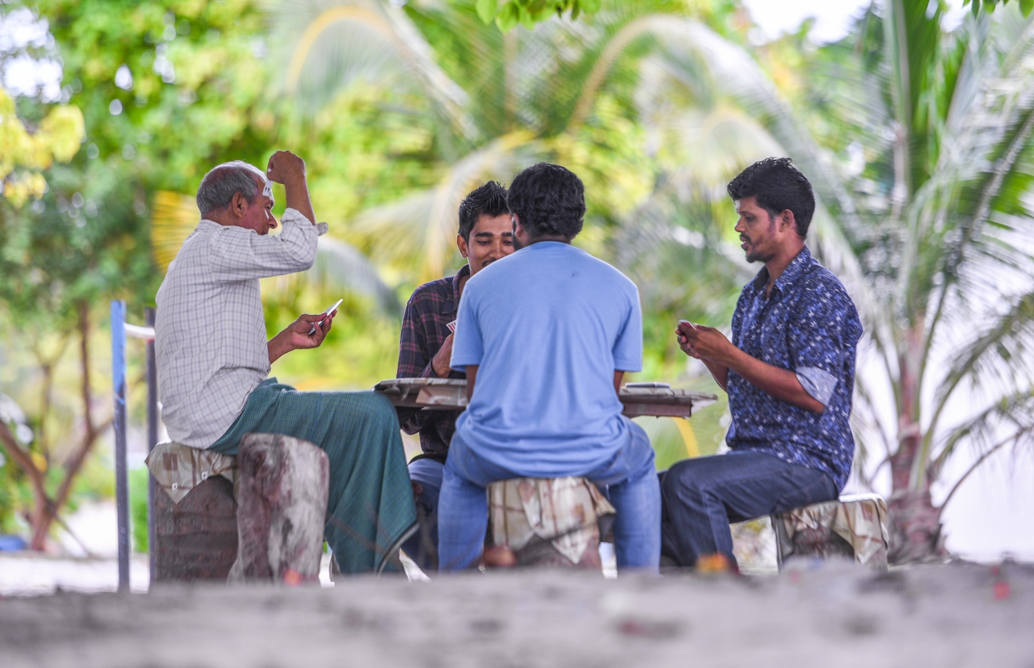 ރ.ފައިނު: ޖުލައި 7، 2017- ތާސްބައި ކުޅުމަށް ހާއްސަކޮށްގެން ހަދާފައި ހުރި ތަނެއްގައި ތިބެ ބަޔަކު ތާސްބައި ކުޅެނީ.---މިހާރު ފޮޓޯ: ހުސައިން ވަހީދު