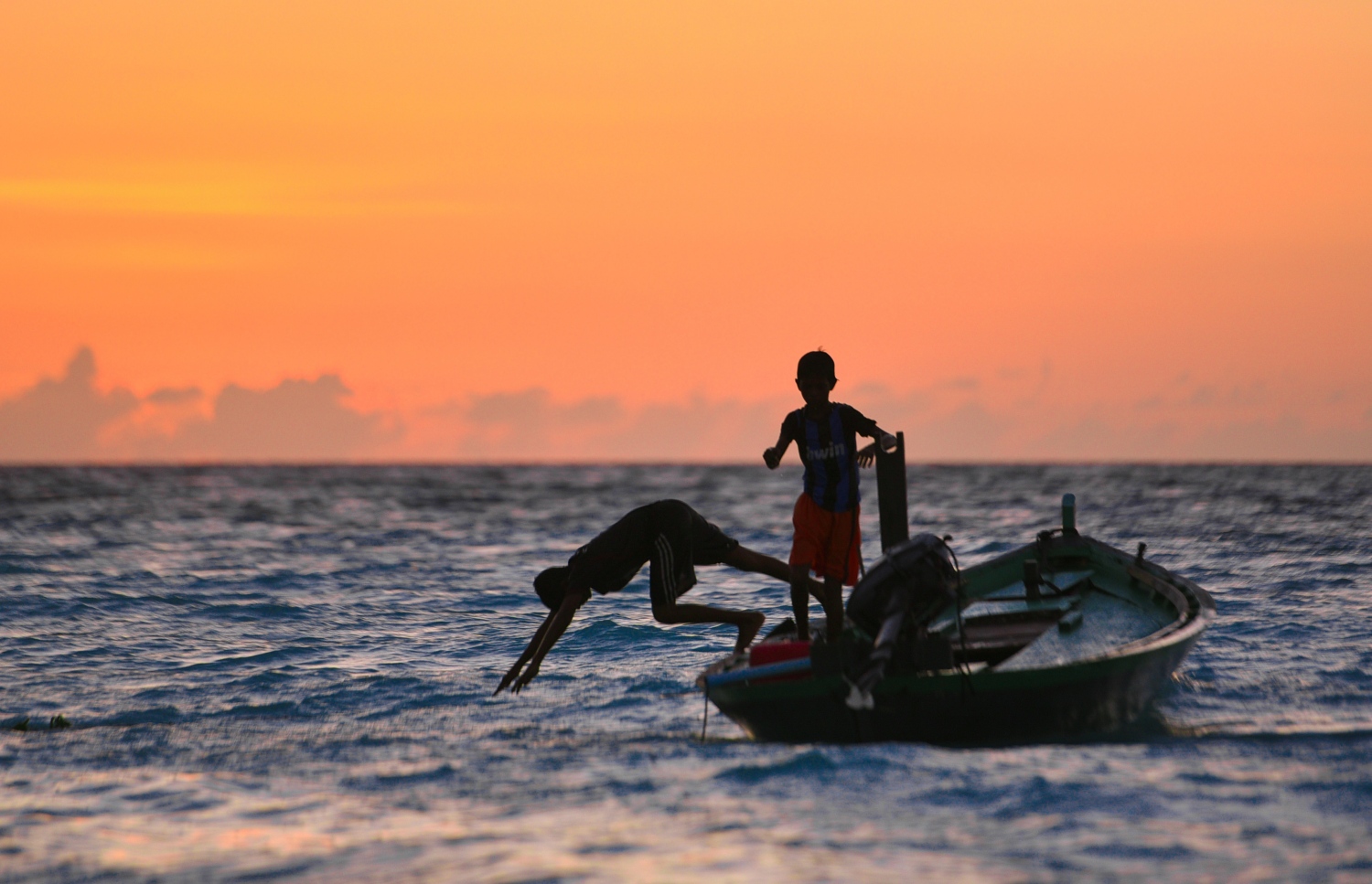 ރ.ފައިނު: ޖުލައި 7، 2017- އިރު އޮއްސުމަށް ރަތްވިލާ ލާފައިވާ އިރު، ރަށުގެ އުތުރު ފަރާތު މޫދަށް އެރި އުޅުނު ކުޑަކުދިންތަކެއް، ފަޅުތެރޭގައި އޮތް ކުޑަ ދޯންޏަކުން ފުންމަނީ. --މިހާރު ފޮޓޯ: ހުސައިން ވަހީދު