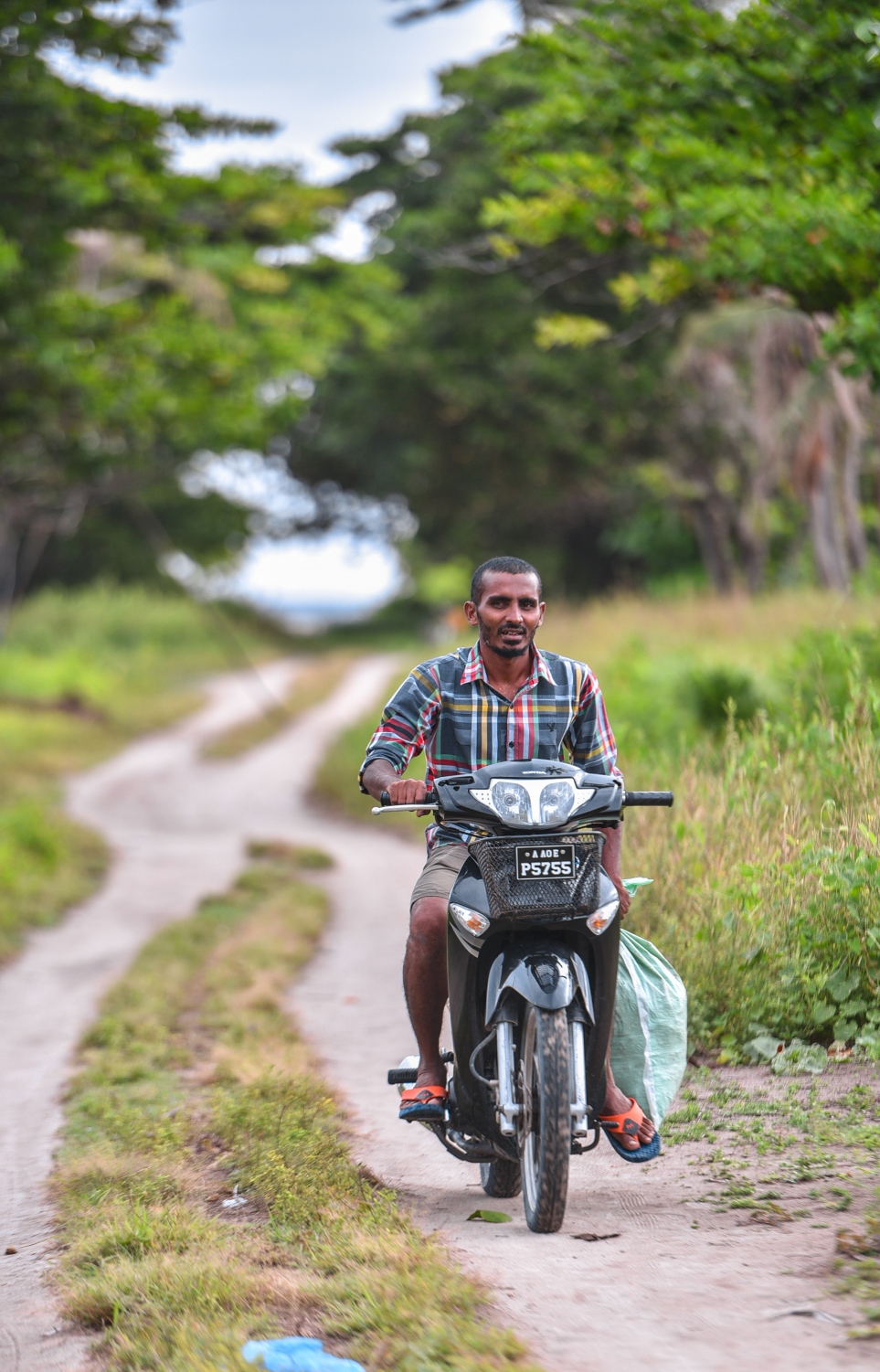 ރ.ފައިނު: ޖުލައި 7، 2017- ދަނޑުމަތިން ކެނޑި ކަރާތަކެއް، ގޯންޏަކަށް އަޅައިގެން ސައިކަލެއްގައި މީހަކު އަންނަނީ. ދަނޑުވެރިކަމަށް މަޝްހޫރު، ފައިނުގެ ކޮންމެ ގެއަކުން ވެސް މަދުވެގެން އެއް ދަނޑުގައި ކޮންމެ އަހަރަކުވެސް ދަނޑުވެރިކަން ކޮށް ރަނގަޅު އާމްދަނީއެއް ހޯދާ. --މިހާރު ފޮޓޯ: ހުސައިން ވަހީދު