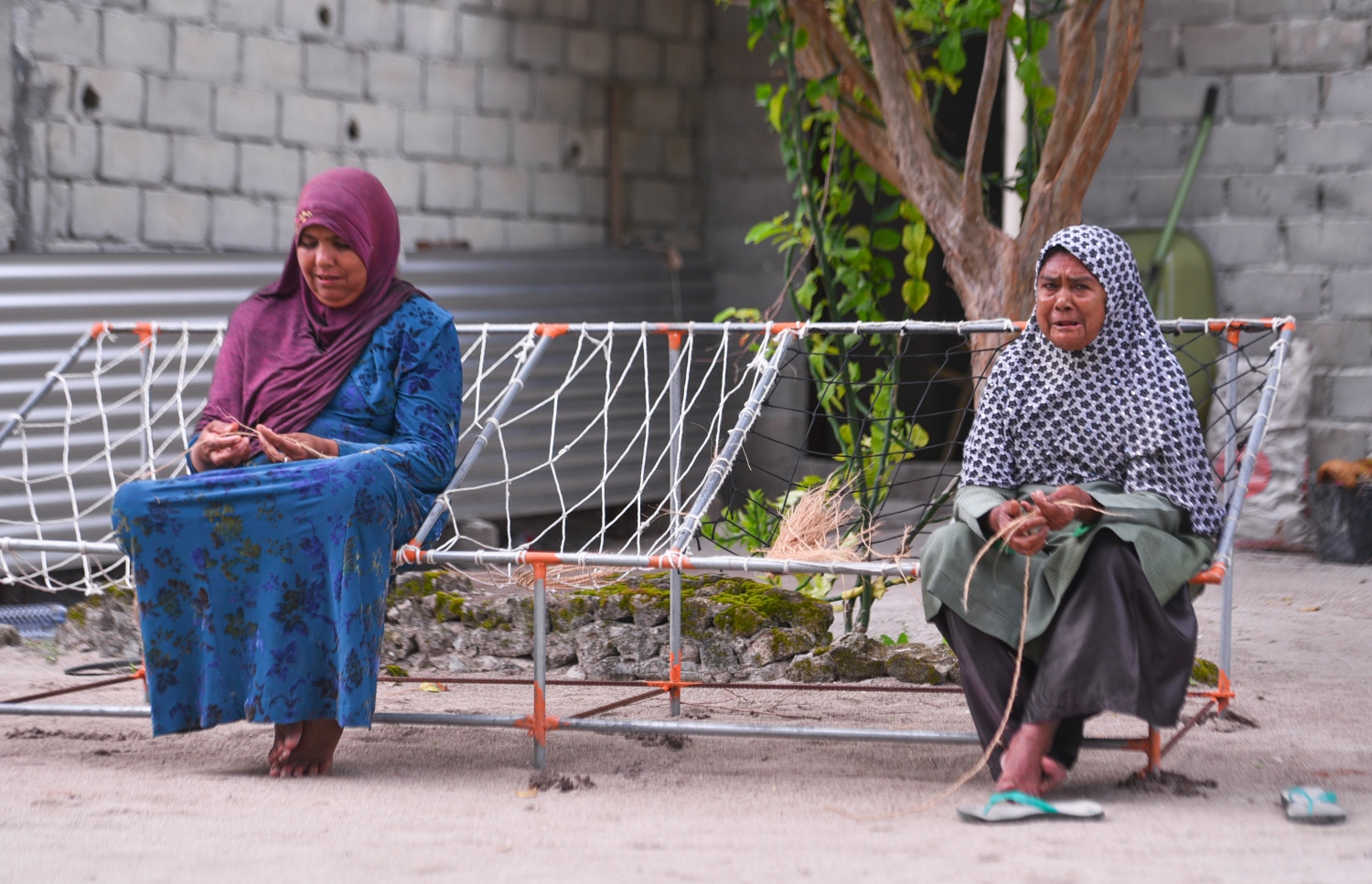 ރ.ފައިނު: ޖުލައި 7، 2017- ދެ އަންހެނަކު މަގުމަތީގައި ހުރި ޖޯލިފައްޗެއްގައި އިށީނދެލައިގެން ތިބެ ރޯނުވަށަނީ. ރަށްފުށުން ފެންނަ އެންމެ ހިތްގައިމު އެއް މަންޒަރަކީ، އާމްދަނީ ހޯދުމަށް ކުރާ މިފަދަ ގިނަ މަސައްކަތްތަކުގައި އާމްދަނީ އަށް ބަރޯސާވެ، ވާދަވެރިކަމާ އެކު ކަންކަން ކުރުމުގެ ބަދަލުގައި، އެކުވެރިކަމާއި ހިތްގައިމު، މަޖާ މާހައުލެއްގައި މަސައްކަތުގައި ތިބޭ މަންޒަރު. --މިހާރު ފޮޓޯ: ހުސައިން ވަހީދު