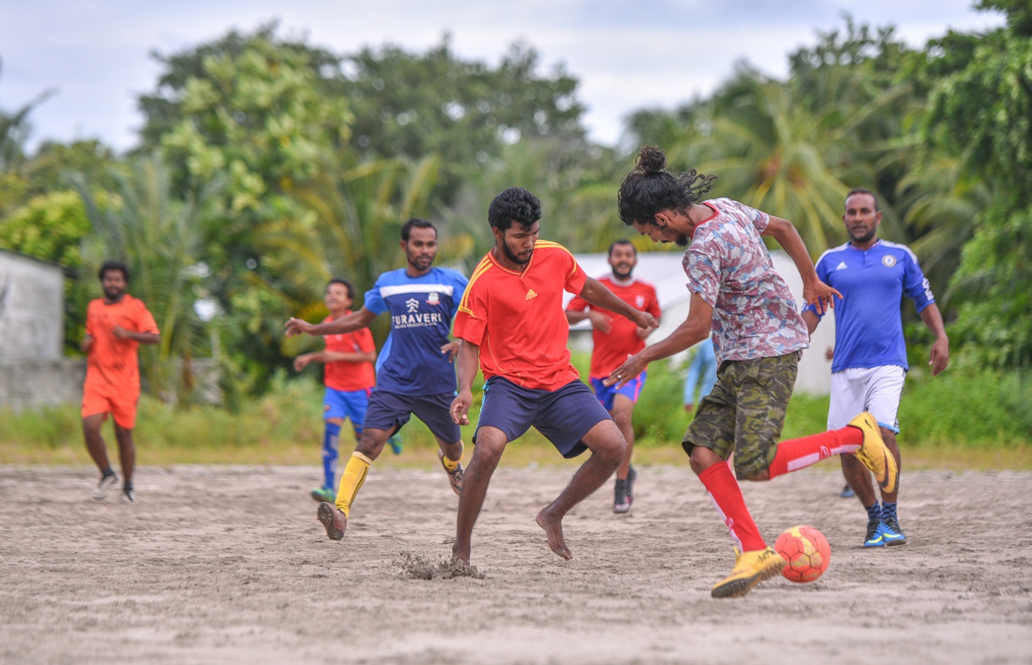 ރ.ފައިނު: ޖުލައި 7، 2017- ފައިނުގެ ޒުވާނުންތަކެއް ފުޓުބޯޅަ ކުޅެނީ. ފުޓުބޯޅަ އަށް ލޯބި ހުންނަ މިރަށުގެ ޒުވާނުން ކޮންމެ ދުވަހެއްގެ ވެސް ހަވީރު ފުޓުބޯޅަ ކުޅެން ދޭ. --މިހާރު ފޮޓޯ: ހުސައިން ވަހީދު