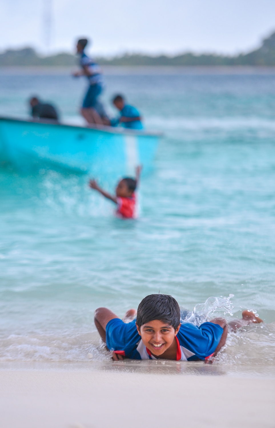 ރ.ފައިނު: ޖުލައި 7، 2017- މޫދަށް އެރި މަޖާކުރަން އުޅުނު ކުޑަކުދިންތަކެއްގެ ތެރެއިން ކުއްޖަކު ވަރުބަލި ފިލުވާލަން، ރާޅުފަށުގައި އޮށޯވެލައިގެން. --މިހާރު ފޮޓޯ: ހުސައިން ވަހީދު