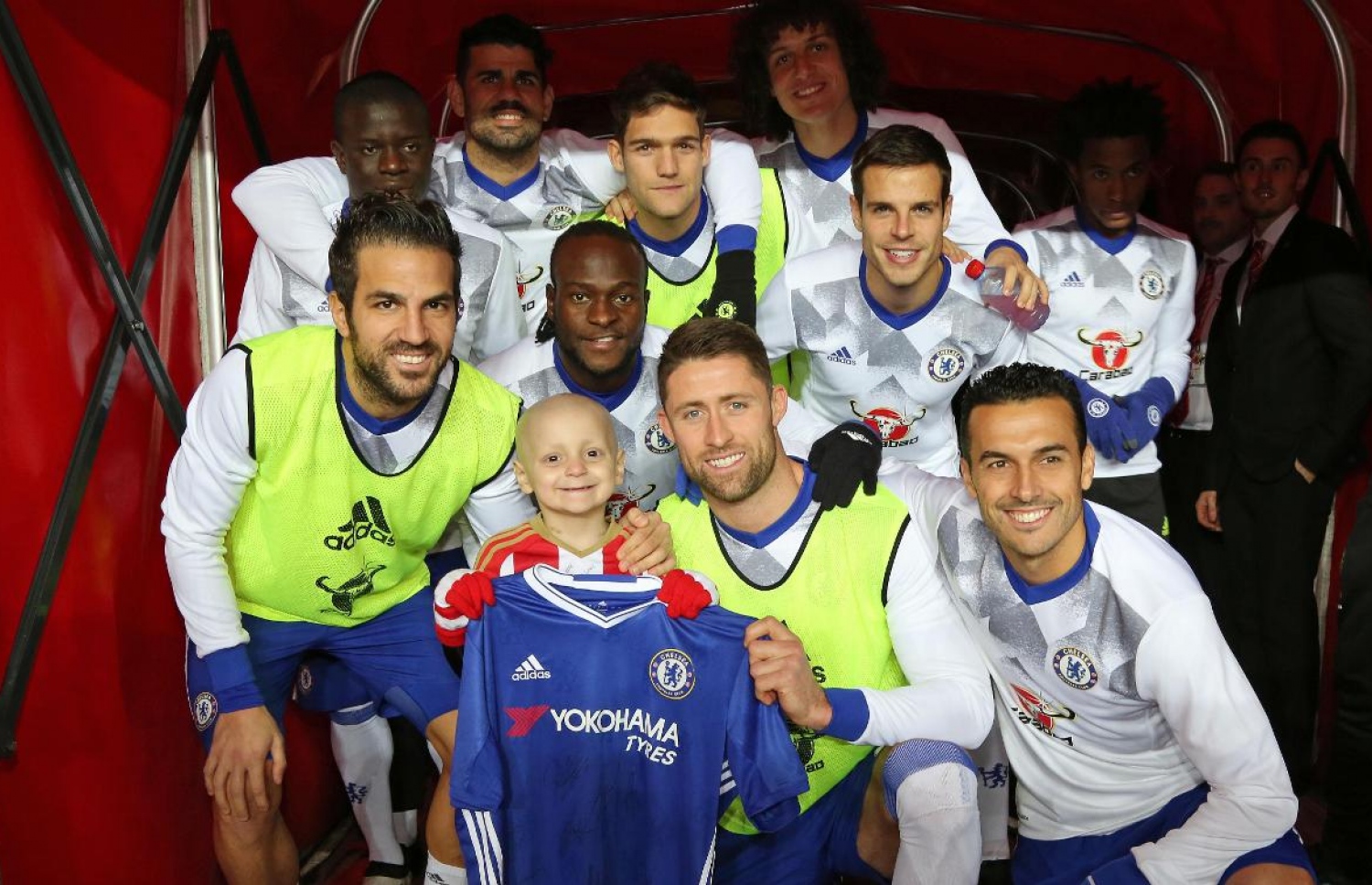 ޗެލްސީގެ ކުޅުންތެރިންނާ އެކު ބްރެޑްލީ ފޮޓޯ އަކަށް ހުއްޓިގެން. ބްރެޑްލީ އަށް ޗެލްސީން ހަދިޔާކުރި ޖާޒީގައި އެ ޓީމުގެ ހުރިހާ ކުޅުންތެރިން ވަނީ ސޮއިކޮށްފައި