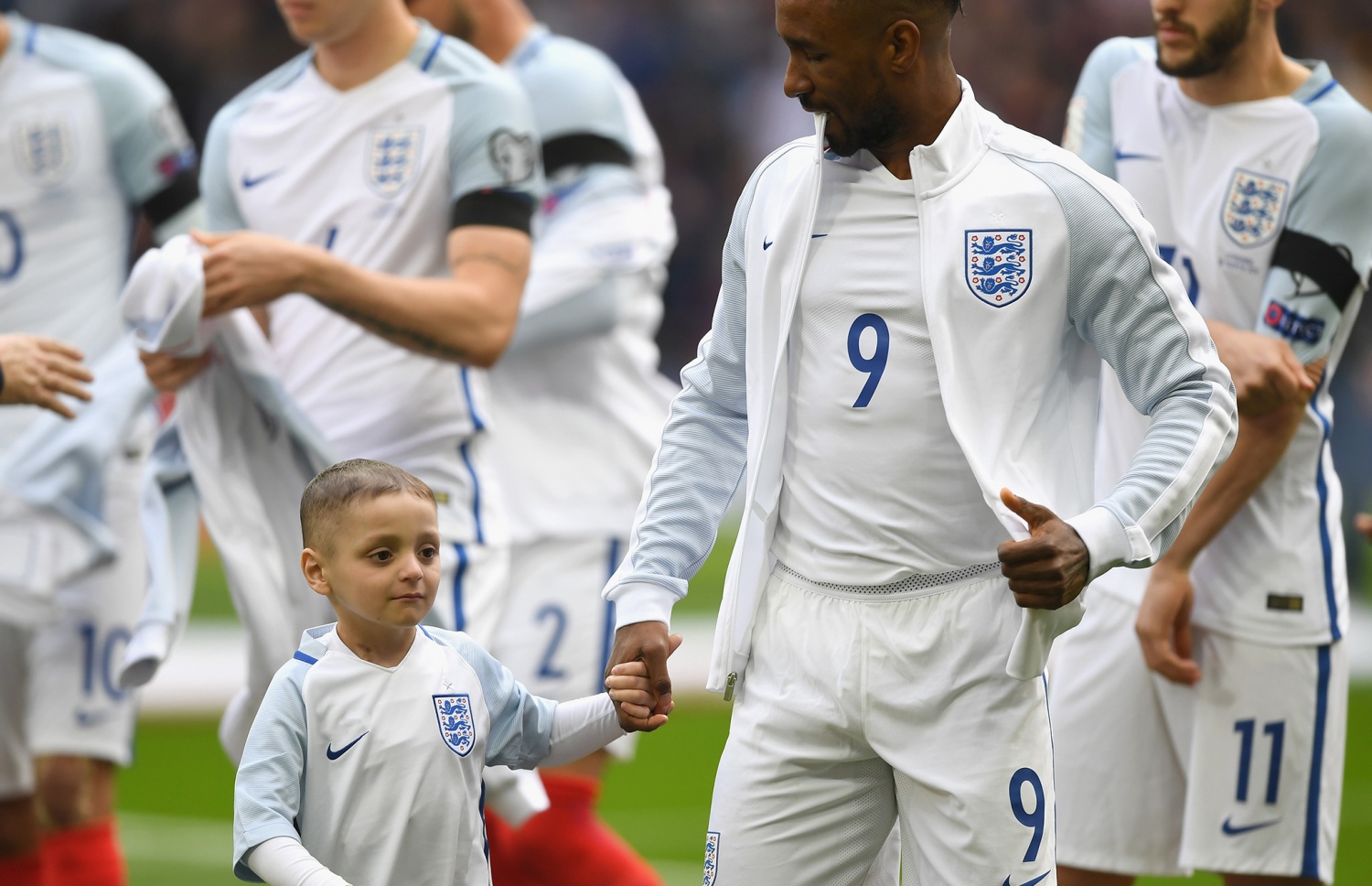 އިންގްލެންޑް ގައުމީ ޓީމަށް ޑެފޯ (ކ) ކުޅުނު މެޗުގައި ބްރެޑްލީ ގޮވައިގެން.---