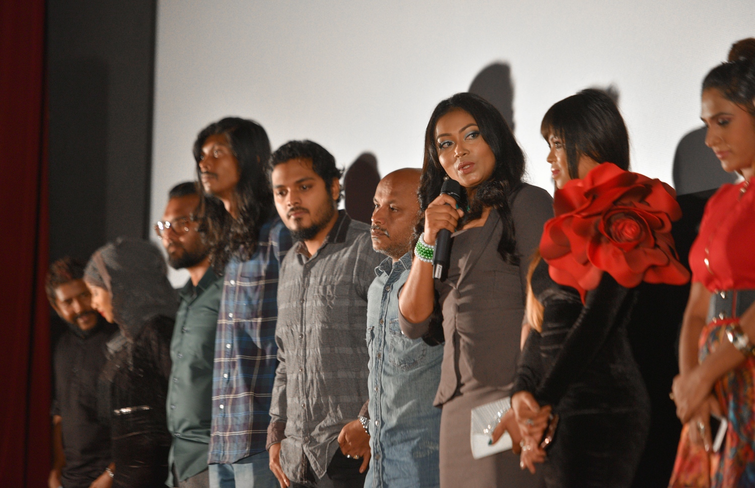 މާލެ: ޖުލައި 8، 2017: ފިލްމް "ބޮސް" ލޯންޗް ކުރުމަށް އޮލިމްޕަހުގައި ބޭއްވި ހަފުލާގައި ޑައިރެކްޓަރު ރިޝްމީ ވާހަކަ ދައްކަނީ.-- ފޮޓޯ: ހުސެން ވަހީދު/ މިހާރު