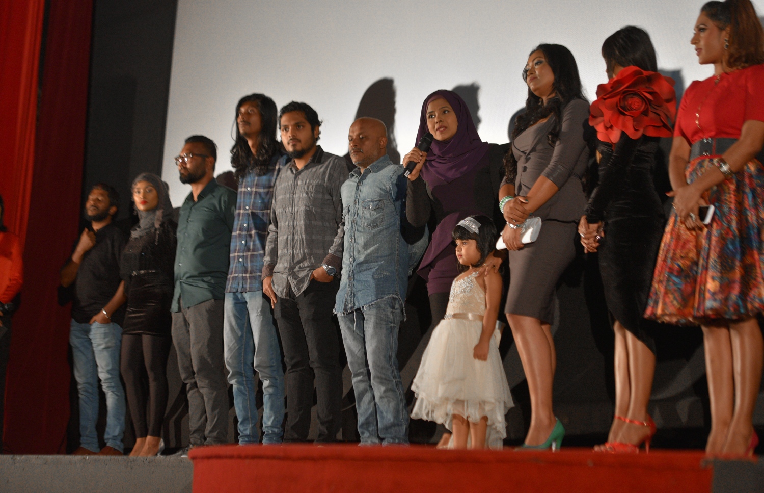 މާލެ: ޖުލައި 8، 2017: ފިލްމް "ބޮސް" ލޯންޗް ކުރުމަށް އޮލިމްޕަހުގައި ބޭއްވި ހަފުލާގައި ފިލްމުގެ ކާސްޓުން ބައިވެރިވަނީ.-- ފޮޓޯ: ހުސެން ވަހީދު/ މިހާރު