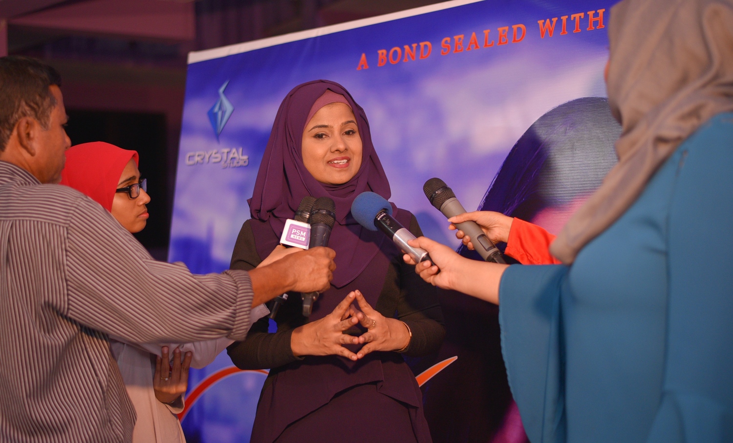 މާލެ: ޖުލައި 8، 2017: ފިލްމް "ބޮސް" ލޯންޗް ކުރުމަށް އޮލިމްޕަހުގައި ބޭއްވި ހަފުލާގައި ފިލްމާ ބެހޭ ގޮތުން ޕްރޮޑިއުސަރު ނަހުލާ ނޫސްވެރިންނާ ވާހަކަ ދައްކަނީ.-- ފޮޓޯ: ހުސެން ވަހީދު/ މިހާރު