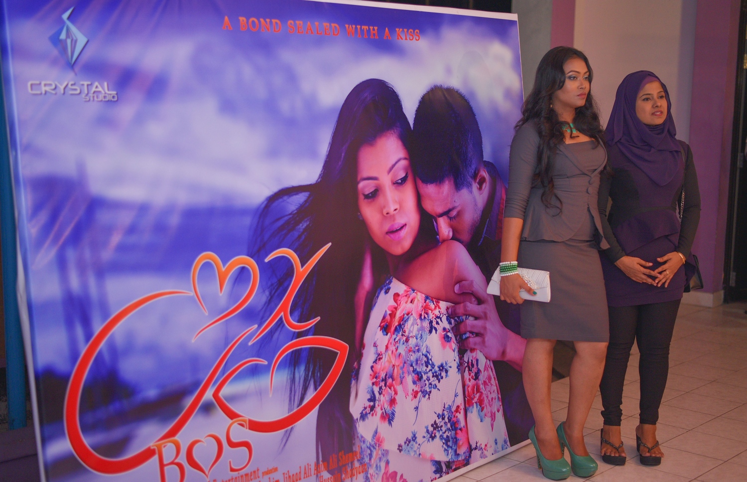 މާލެ: ޖުލައި 8، 2017: ފިލްމް "ބޮސް" ލޯންޗް ކުރުމަށް އޮލިމްޕަހުގައި ބޭއްވި ހަފުލާގައި ޕްރޮޑިއުސަރު ނަހުލާ އަދި ފިލްމުގެ ޑައިރެކްޓަރު ރިޝްމީ ބައިވެރިވަނީ.-- ފޮޓޯ: ހުސެން ވަހީދު/ މިހާރު