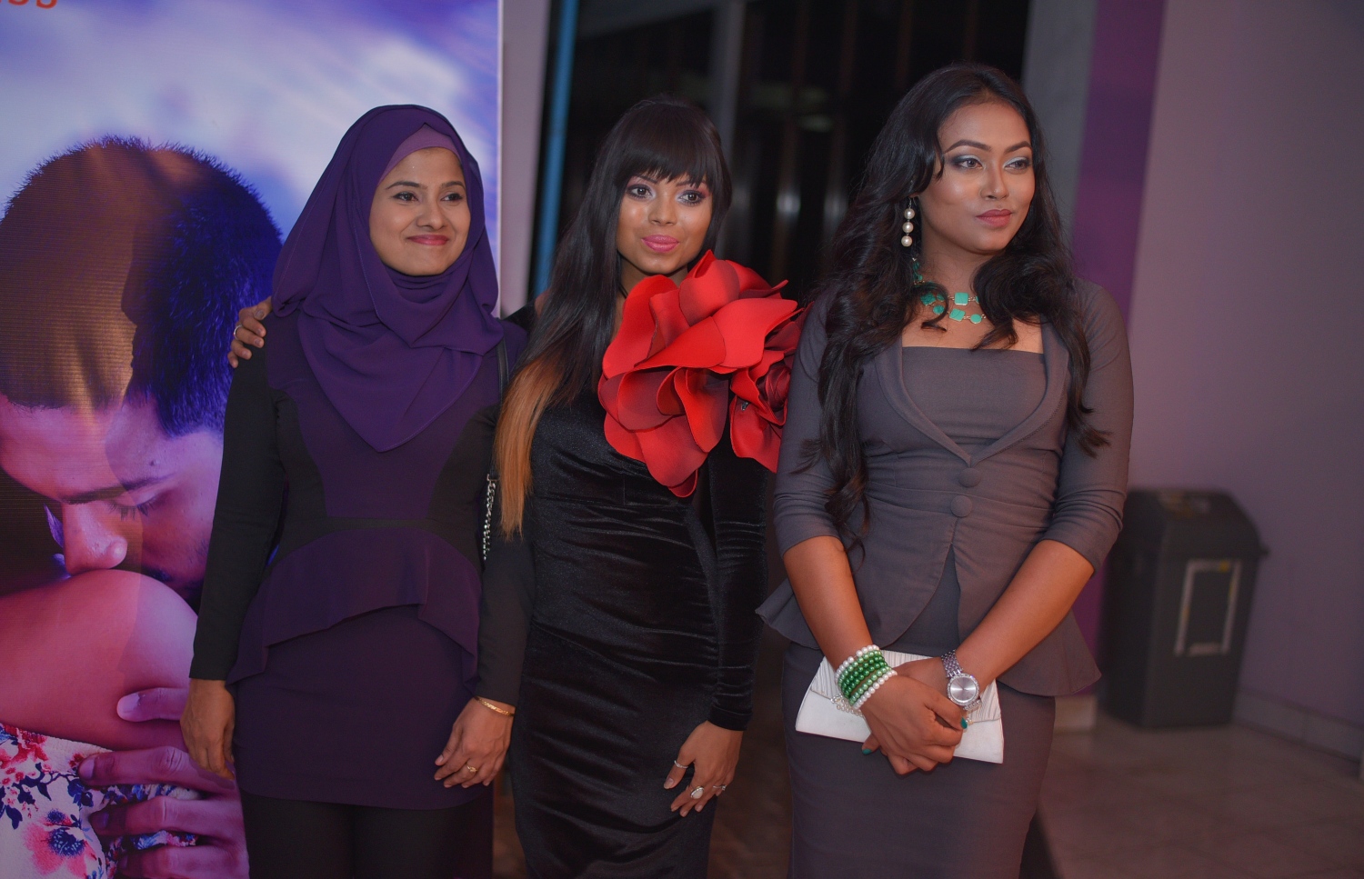 މާލެ: ޖުލައި 8، 2017: ފިލްމް "ބޮސް" ލޯންޗް ކުރުމަށް އޮލިމްޕަހުގައި ބޭއްވި ހަފުލާގައި ޕްރޮޑިއުސަރު ނަހުލާ(ވ)، ބަތަލާ އައްޒަ (މ) އަދި ފިލްމުގެ ޑައިރެކްޓަރު ރިޝްމީ ބައިވެރިވަނީ.-- ފޮޓޯ: ހުސެން ވަހީދު/ މިހާރު