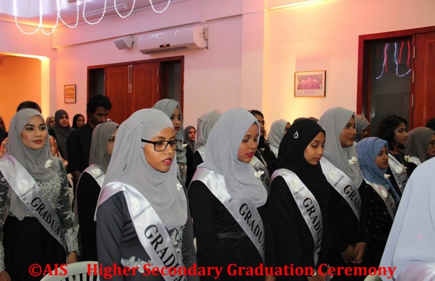 އަހުމަދިއްޔާ އިންޓަނޭޝަނަލް ހައި ސްކޫލުން މިއަހަރު އޭ ލެވެލް ނިންމި ބައެއް ދަރިވަރުން.-- ފޮޓޯ:އަހުމަދިއްޔާ އިންޓަނޭޝަނަލް ހައި ސްކޫލު