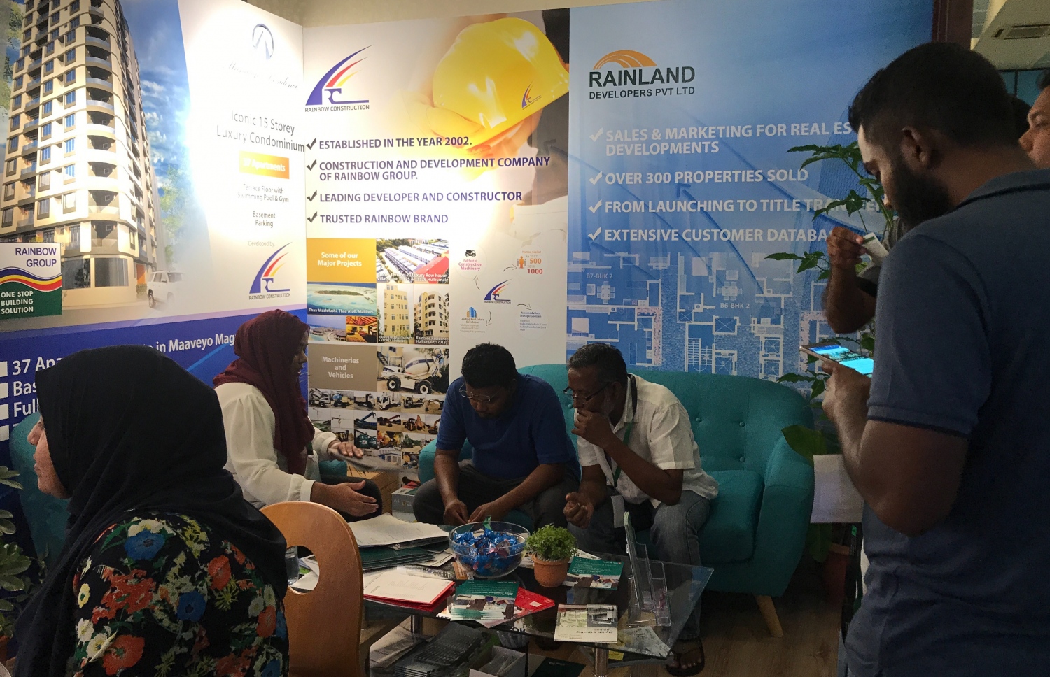 ދަރުބާރުގޭގައި މިހާރު ކުރިޔަށްދާ ފައިނޭންޝަލް އެކްސްޕޯގައި ރެއިންބޯއިން ހިންގާ ހައުސިން ޕްރޮޖެކްޓްތަކާ ބެހޭ މައުލޫމާތު ދެނީ. ފޮޓޯ: އަބްދުﷲ ޖަމީލު /މިހާރު