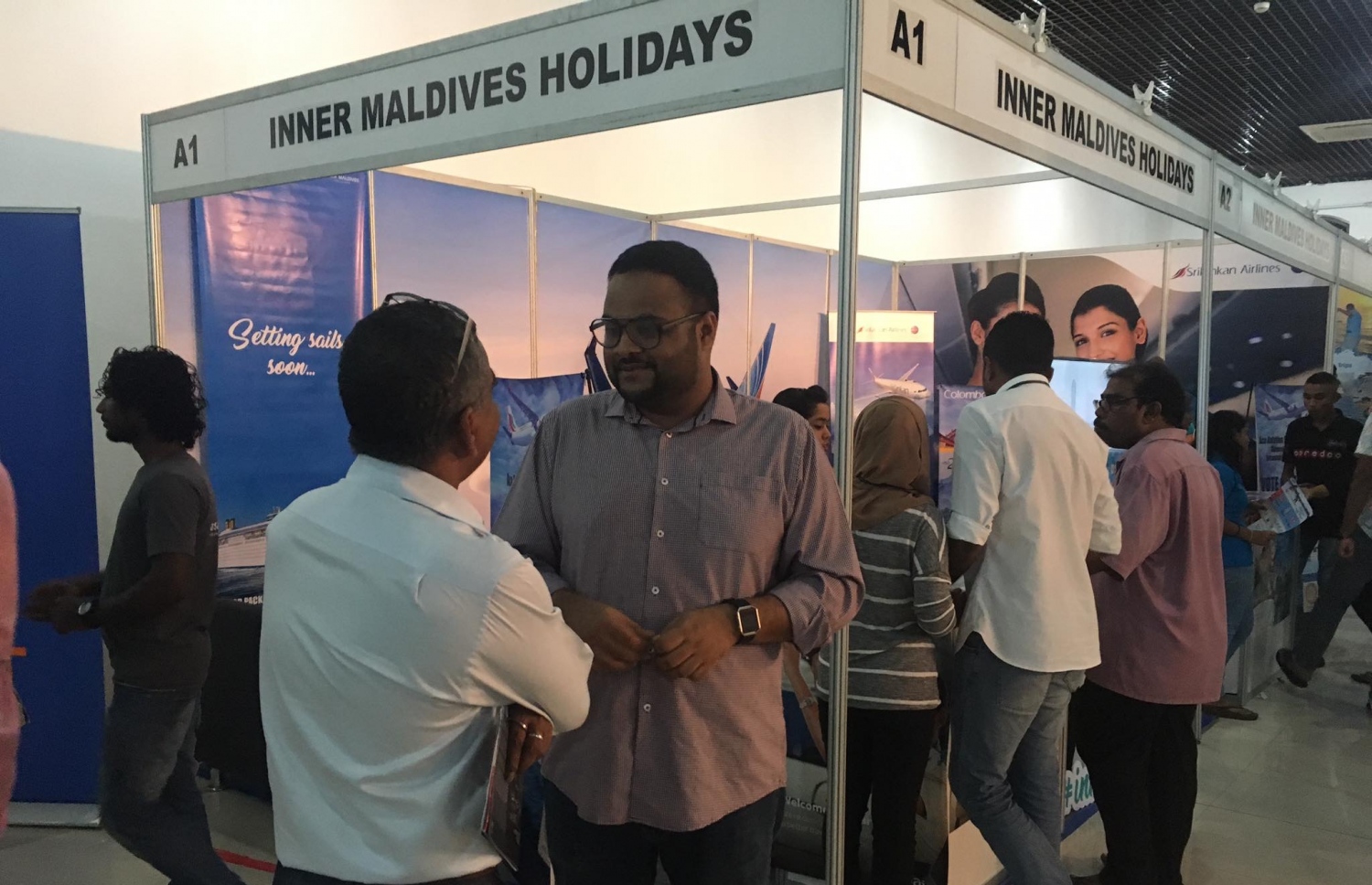 ދަތުރުފަތުރާއި ޗުއްޓީ ދަތުރުތަކާ ބެހޭ މައުލޫމާތު ދިނުމަށް މިހާރު ކުރިޔަށްދާ ވެކޭޝަން އެކްސްޕޯގެ ސްޓޯލްތަކަށް މީހުން ޒިޔާރަތްކުރަނީ: މިއަހަރުގެ އެކްސްޕޯއަށް ވެސް ބޮޑު ތަރުހީބެއް އަންނަނީ ލިބެމުން. ފޮޓޯ: ހައިރައިސް