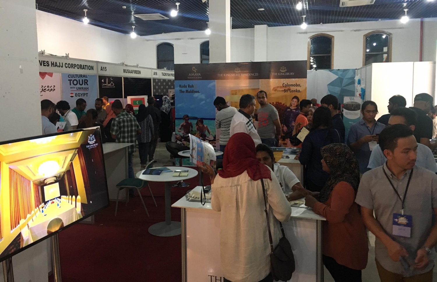 ދަތުރުފަތުރާއި ޗުއްޓީ ދަތުރުތަކާ ބެހޭ މައުލޫމާތު ދިނުމަށް މިހާރު ކުރިޔަށްދާ ވެކޭޝަން އެކްސްޕޯގެ ސްޓޯތަކަށް މީހުން ޒިޔާރަތްކުރަނީ: މިއަހަރުގެ އެކްސްޕޯއަށް ވެސް ބޮޑު ތަރުހީބެއް ދަނީ ލިބެމުން. ފޮޓޯ: ހައިރައިސް