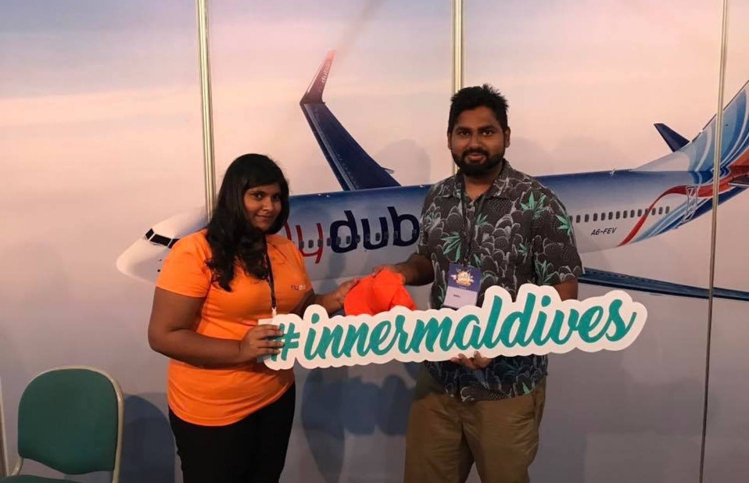 ވެކޭޝަން އެކްސްޕޯގައި ބައިވެރިވާ އިނާ މޯލްޑިވްސް އިން ކުރިޔަށް ގެންދިޔަ ކުއިޒް ކާމިޔާބުކުރި ފަރާތަތަކަށް އިނާމް ހަވާލުކޮށްދެނީ. ފޮޓޯ: ހައިރައިޒް