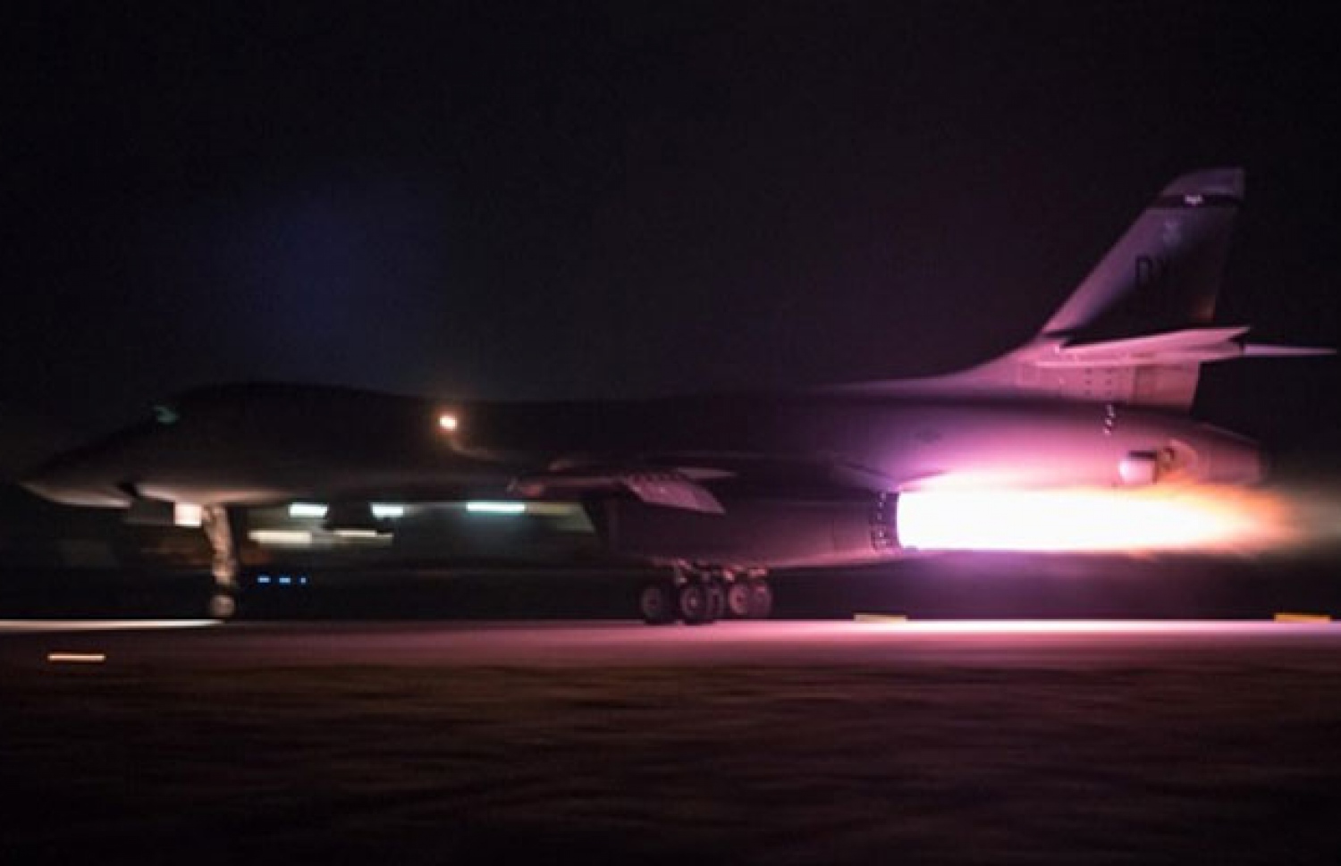 އެމެރިކާގެ ބޮން އަޅާ ބޯޓުތައް ދަތުރުކުރީ ގުއާމުގެ އަސްކަރީ މަރުކަޒުން.