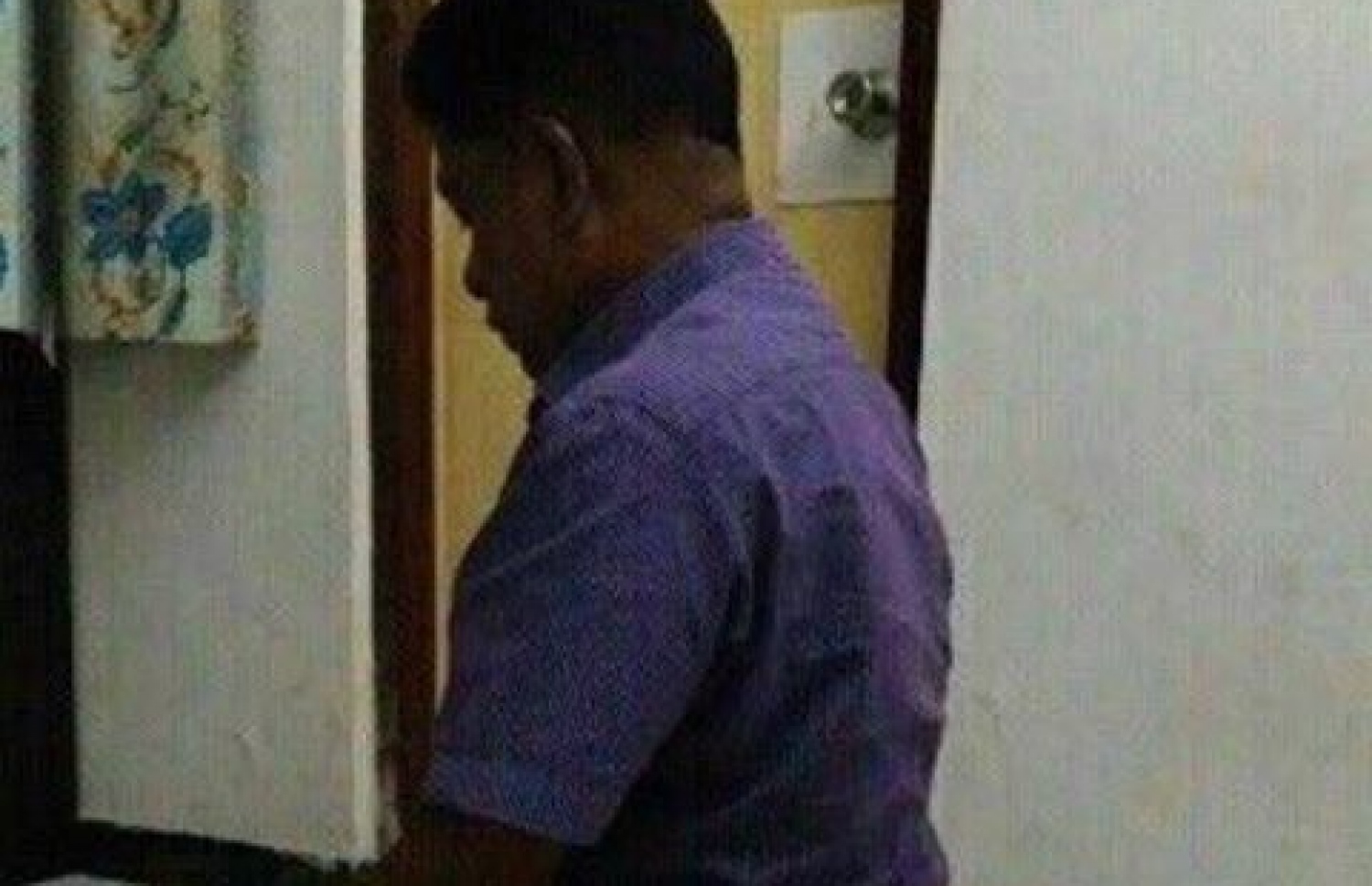 މަސީހުގެ އިތުބާރު ނެތްކަމުގެ މައްސަލާގައި ސޮއިިކުރެއްވުމުގެ ކުރިން މެމްބަރު އަހުމަދު ރަޝީދު ދެ ރަކްއަތުގެ ނަމާދެއް ކުރައްވަނީ ކަމަށް ބުނެ އިދިކޮޅު ފަރާތްތަކުން އާންމުކުރި ފޮޓޯ: މި ފޮޓޯއާ ގުޅޭ ގޮތުން ވެސް އޭނާ އެއްޗެއް ވިދާޅެއް ނުވޭ.