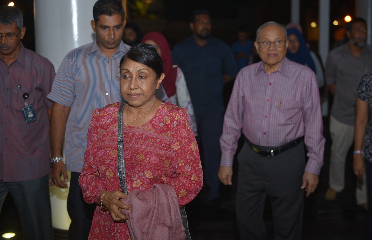 މައުމޫންގެ ދެކަނބަލުން ސިންގަޕޫރަށް ފުރާވަޑައިގަތުމަށްޓަކައި އެއާޕޯޓަށް ވަޑައިގަތުމަށްޓަކައި މިރޭ މާލޭގެ ރަސްމީ ފާލަމުގައި.---މިހާރު ފޮޓޯ: ހުސެއިން ވަހީދު