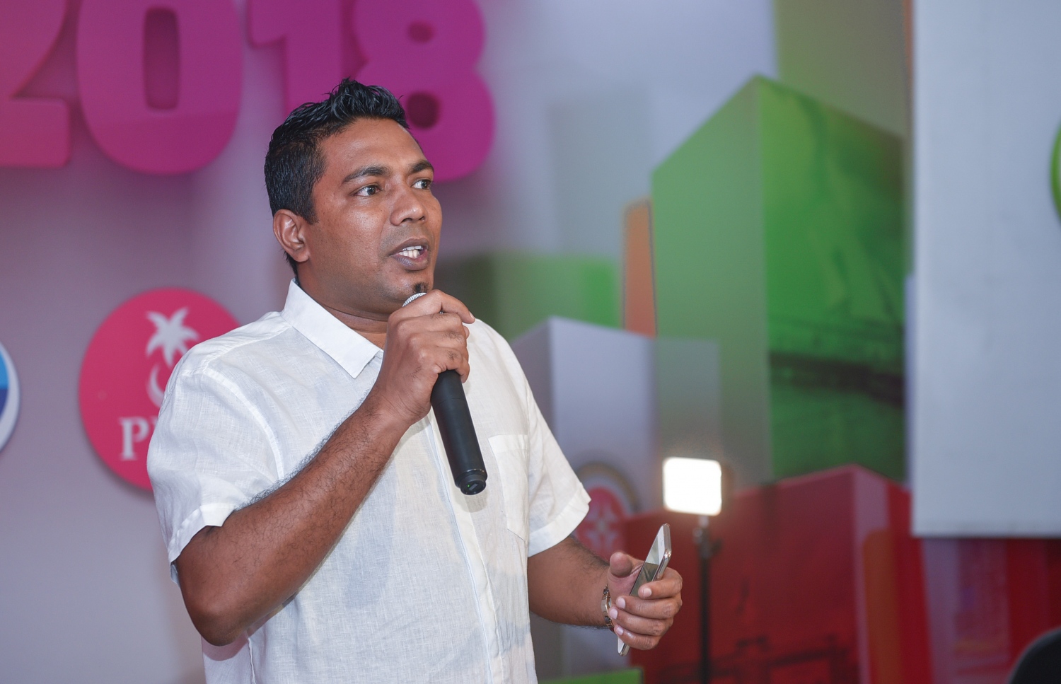 ބިލެއްދޫ ދާއިރާގެ މެމްބަރު މުބީން މިރޭގެ ޝޯ ހުށަހަޅުއްވަނީ.---މިހާރު ފޮޓޯ: ހުސެއިން ވަހީދު