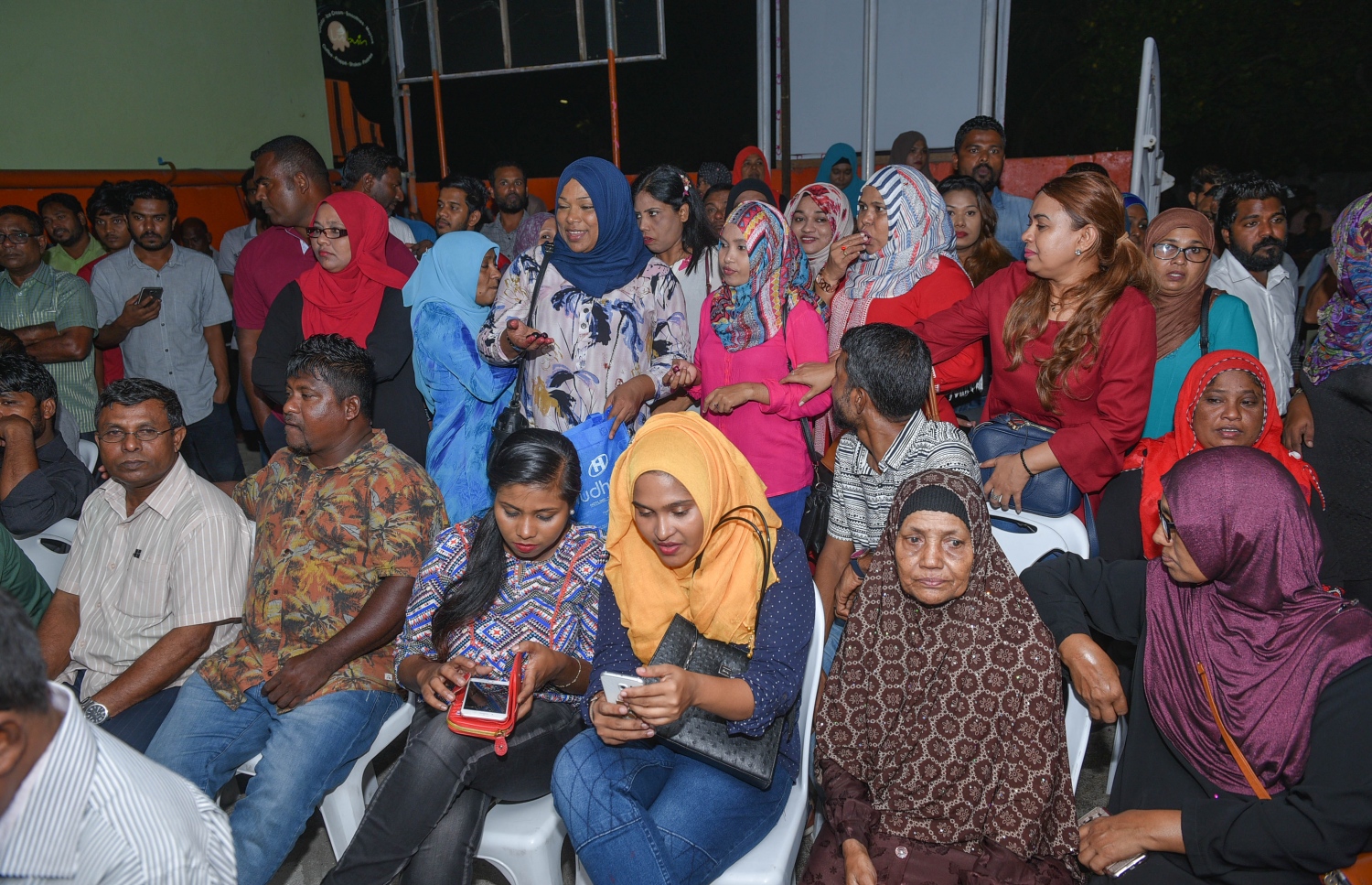 އެމްޑީއޭގެ ޖަގަހައިގައި ސަޕޯޓަރުންތަކެއް މިރޭ މިއުޒިކް ޝޯ ބަލަނީ: ސޯޝަލް މީޑިއާގައި ޕްރޮމޯޓްކުރި އެއްވެސް ކަމެއް މި އިވެންޓަކުން ނުފެނުނު.---މިހާރު ފޮޓޯ: ހުސެއިން ވަހީދު