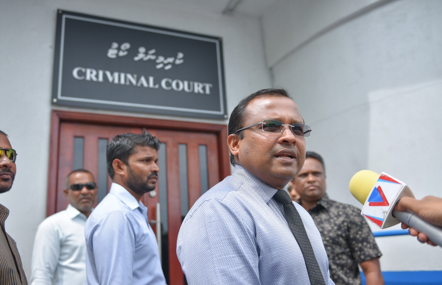 މާލެ: ޖުލައި 9، 2017- ފުލުހުންގެ ތަހުގީގެއްގައި ފޯނެއް ހުޅުވައި ނުދިން މައްސަލާގައި ކިނބިދޫ ދާއިރާގެ މެމްބަރު އަބްދުﷲ ރިޔާޒަށް ހުކުމް އިއްވުމަށްޓަކައި އޭނާ ކްރިމިނަލް ކޯޓަށް ވަދެވަޑައިގަތުމުގެ ކުރިން ނޫސްވެރިންނާ ވާހަކަ ދައްކަވަނީ: ކޯޓުން ހުކުމް ކުރީ އެ ދައުވާ ސާބިތުނުވާ ކަމަށް.---މިހާރު ފޮޓޯ: ހުސެއިން ވަހީދު