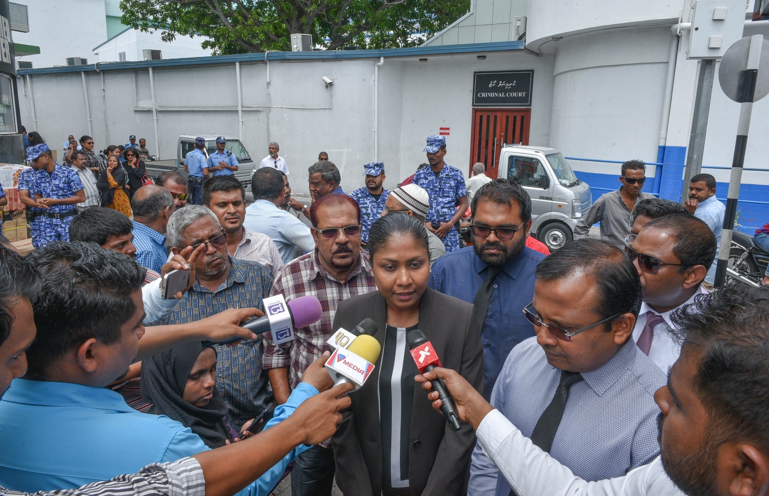 މާލެ: ޖުލައި 9، 2017- ކްރިމިނަލް ކޯޓުގައި މިއަދު އޮތް ޝަރީއަތަށް ފަހު، ކުރީގެ ޕޮލިސް ކޮމިޝަނަރު އަބްދުﷲ ރިޔާޒްގެ ވަކީލު ހިސާން ހުސެއިން ނޫސްވެރިންނާ ވާހަކަ ދައްކަވަނީ.---މިހާރު ފޮޓޯ: ހުސެއިން ވަހީދު