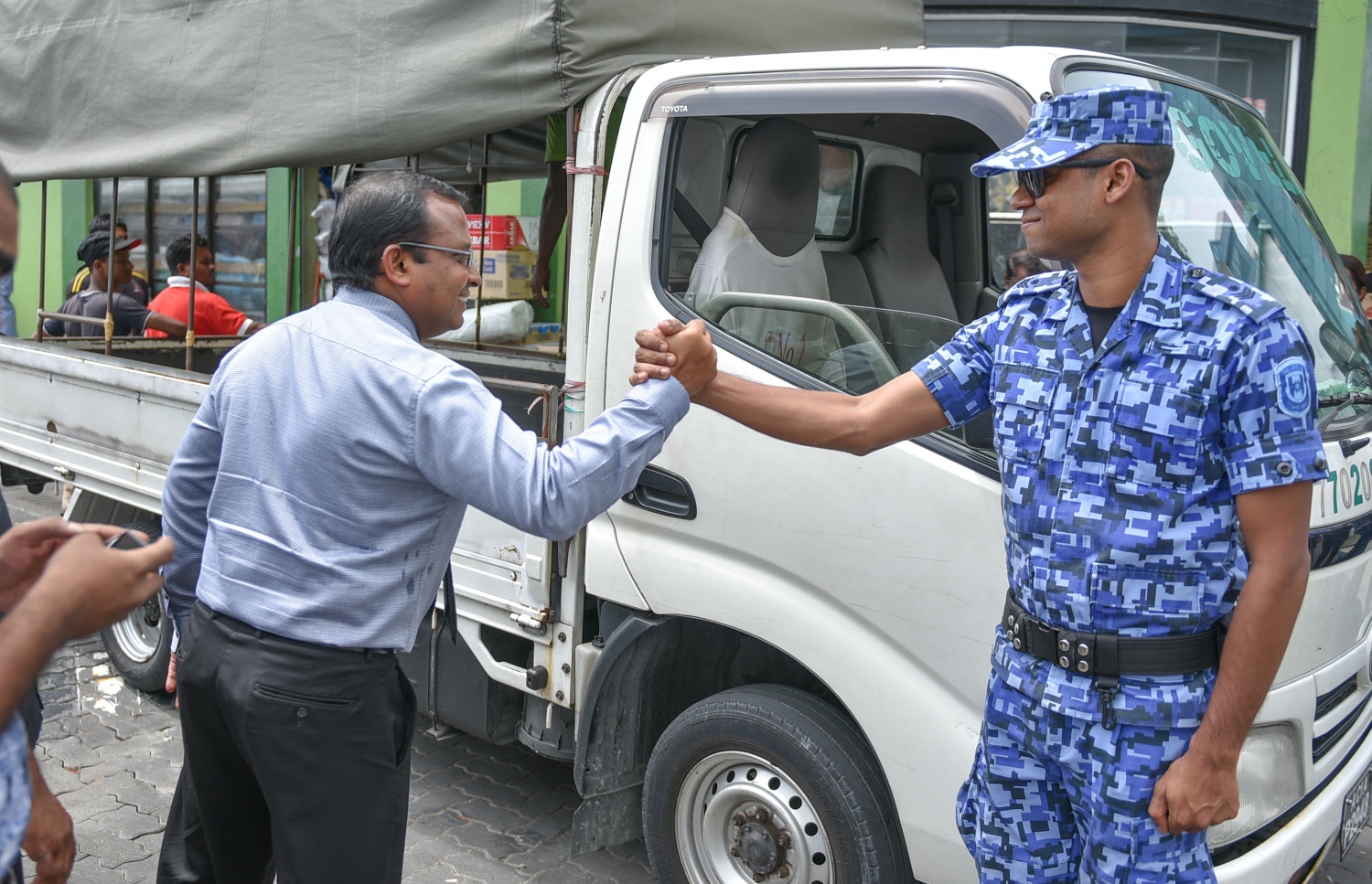 މާލެ: ޖުލައި 9، 2017- ކްރިމިނަލް ކޯޓުގައި މިއަދު އޮތް ޝަރީއަތަށް ފަހު، ކުރީގެ ޕޮލިސް ކޮމިޝަނަރު އަބްދުﷲ ރިޔާޒް ކޯޓުން ނުކުމެވަޑައިގެން، އެސްއޯ ފުލުހަކާ ސަލާމް ކުރައްވަނީ: އޭނާ ވަނީ ޕޮލިސް ކޮމިޝަނަރުގެ މަގާމުގައި ދެ އަހަރު އަދި ފުލުހުންގެ ޚިދުމަތުގައި ގާތްގަނޑަކަށް 25 އަހަރު ހޭދަކުރައްވާފައި.---މިހާރު ފޮޓޯ: ހުސެއިން ވަހީދު