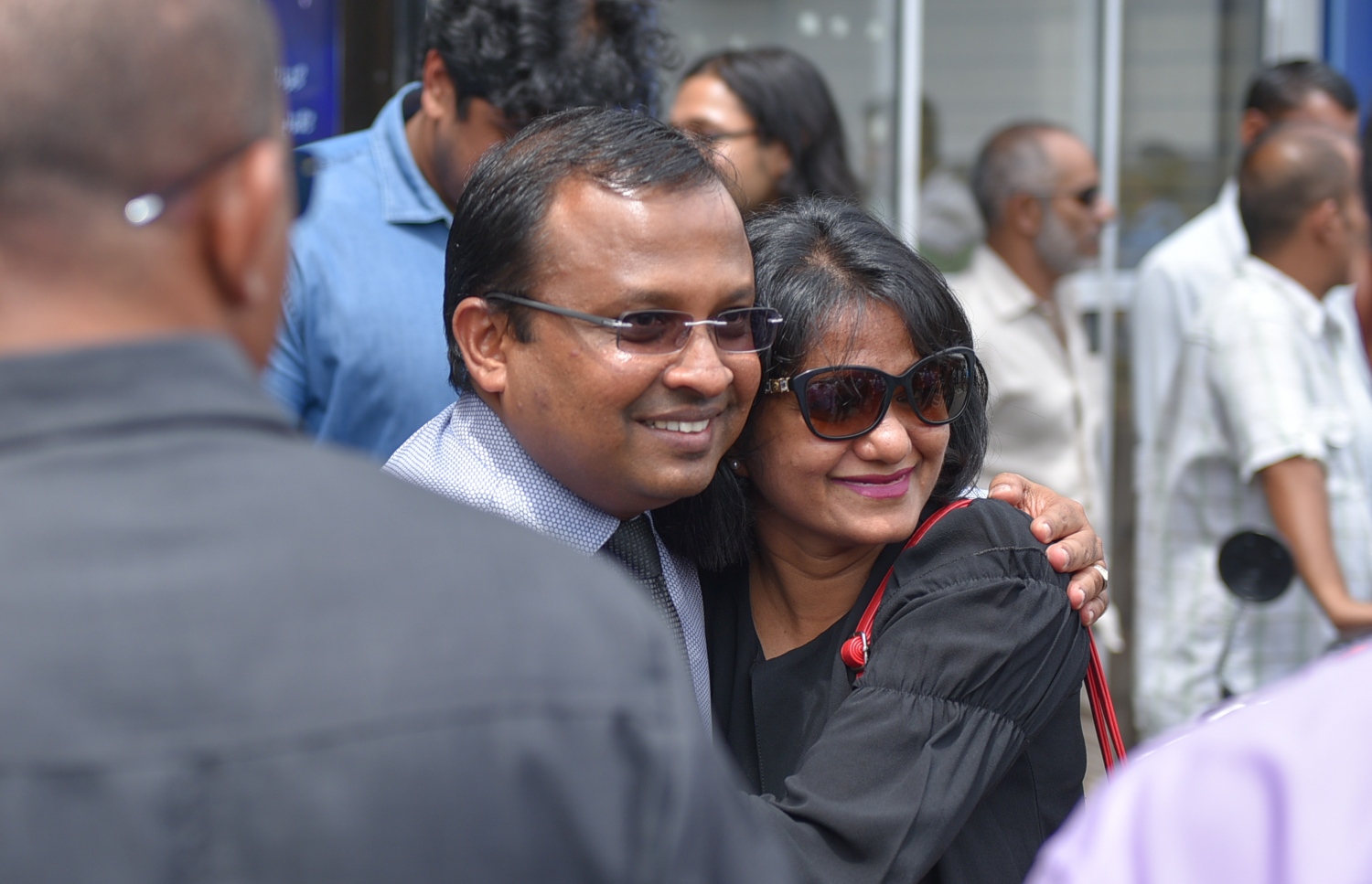 މާލެ: ޖުލައި 9، 2017- ފުލުހުންގެ ތަހުގީގެއްގައި ފޯނެއް ހުޅުވައި ނުދިން މައްސަލާގައި ކިނބިދޫ ދާއިރާގެ މެމްބަރު އަބްދުﷲ ރިޔާޒަށް ކުރި ދައުވާ ސާބިތުނުވާ ކަމަށް ކްރިމިނަލް ކޯޓުން ހުކުމް ކުރުމުން، ކޯޓުން ނުކުމެވަޑައިގެން، އާއިލާގެ ބޭފުޅަކާ އެކު އެކަން ރިޔާޒް ސެލެބްރޭޓް ކުރަނީ.---މިހާރު ފޮޓޯ: ހުސެއިން ވަހީދު