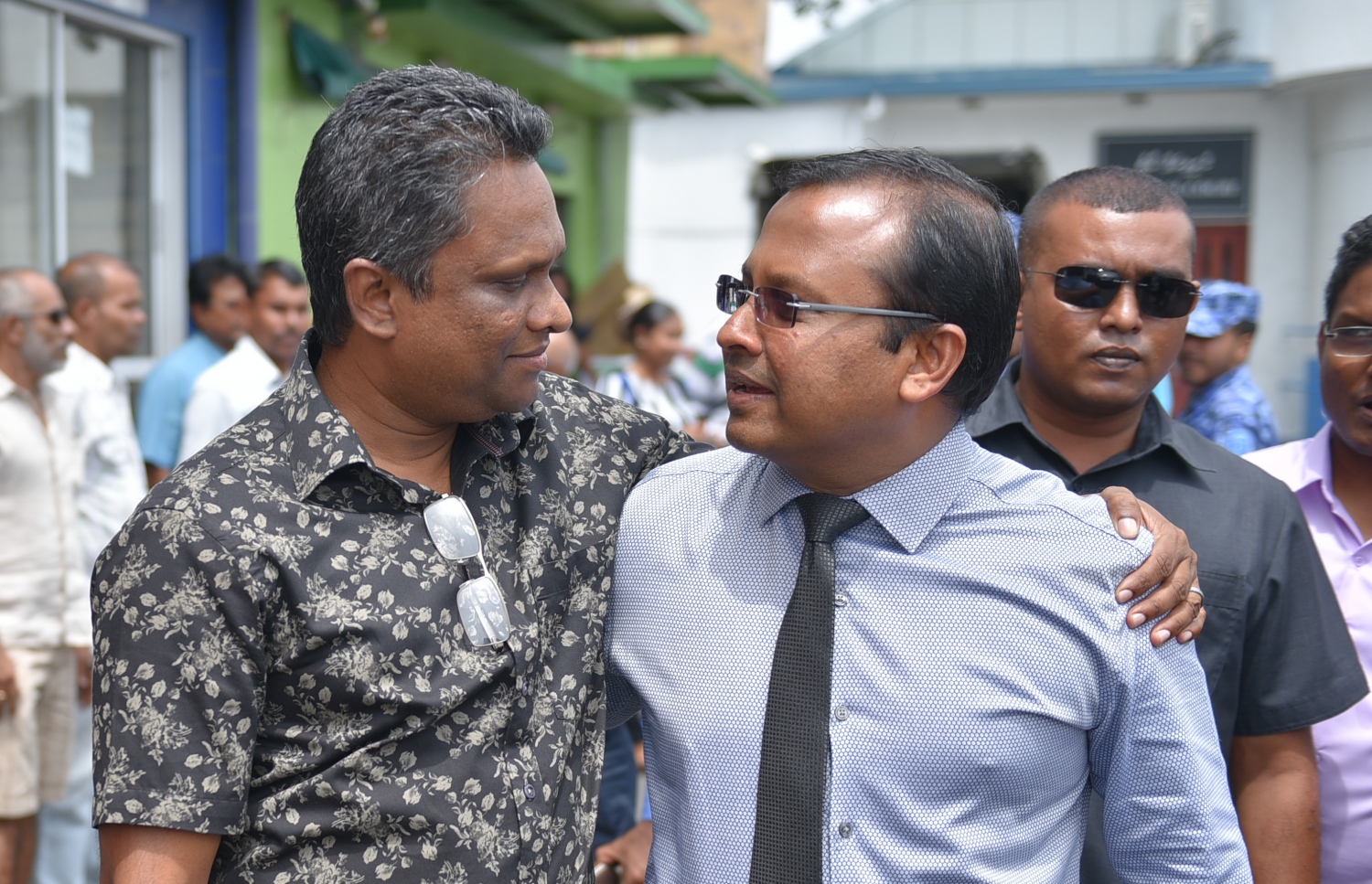 މާލެ: ޖުލައި 9، 2017- ފުލުހުންގެ ތަހުގީގެއްގައި ފޯނެއް ހުޅުވައި ނުދިން މައްސަލާގައި ކިނބިދޫ ދާއިރާގެ މެމްބަރު އަބްދުﷲ ރިޔާޒަށް ކުރި ދައުވާ ސާބިތުނުވާ ކަމަށް ކްރިމިނަލް ކޯޓުން ހުކުމްކުރުމުން، ކޯޓުން ނުކުމެވަޑައިގެން އިދިކޮޅު އިއްތިހާދުގެ މެމްބަރު، އަދި ކުރީގެ ޑިފެންސް މިނިސްޓަރު ނާޒިމްގެ ކޮއްކޮ އާދަމް އާޒިމް އާ އެކު އެކަން ސެލެބްރޭޓް ކުރަނީ.---މިހާރު ފޮޓޯ: ހުސެއިން ވަހީދު