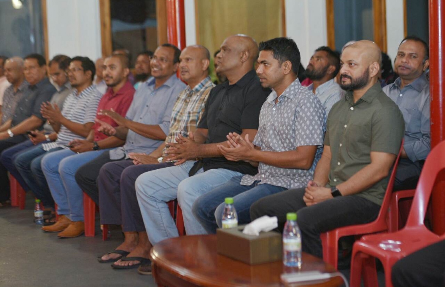 މ. ކުނޫޒުގައި ރޭ ބޭއްވި ޖަލްސާ. - ފޮޓޯ: މިހާރު/ ހުސެއިން ވަހީދު