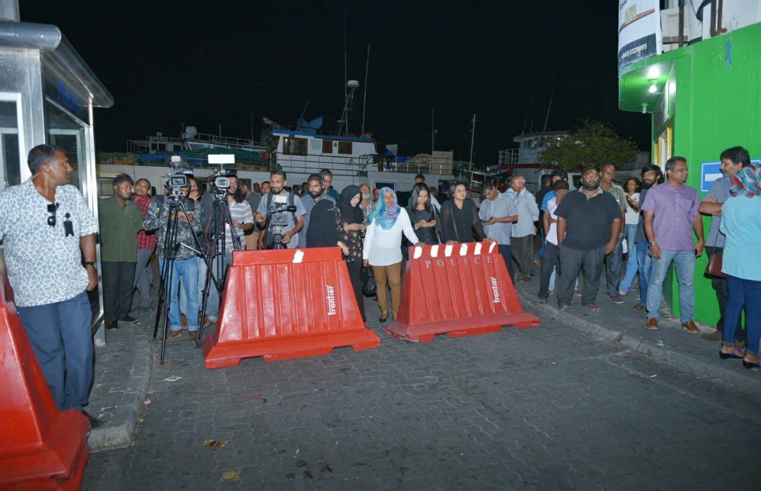 ގާސިމްގެ ޝަރީއަތް މިރޭ ހިނގަމުން ދިޔައިރު ކްރިމިނަލް ކޯޓުގެ ބޭރުގައި ބަޔަކު މަޑުކޮށްލައިގެން -- ފޮޓޯ: ހުސެއިން ވަހީދު/ މިހާރު