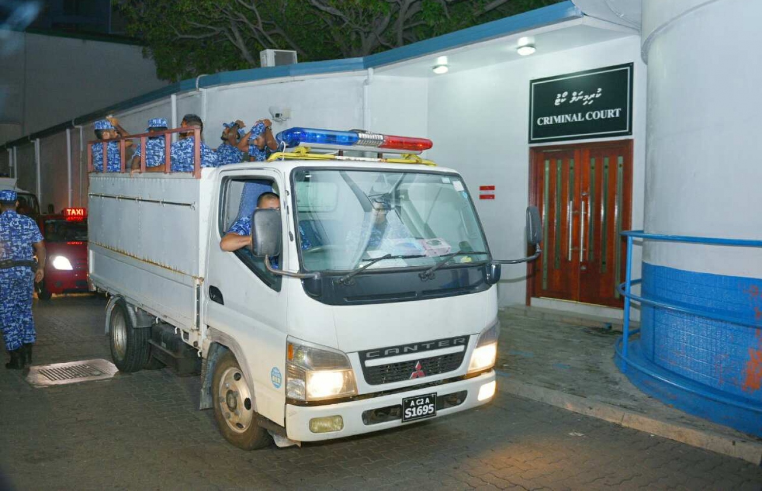 ގާސިމްގެ ޝަރީއަތް މިރޭ ކްރިމިނަލް ކޯޓުގައި ހިނގަމުން ދިޔައިރު ފުލުހުން ފޯރިމަރަނީ -- ފޮޓޯ: ހުސެއިން ވަހީދު/ މިހާރު