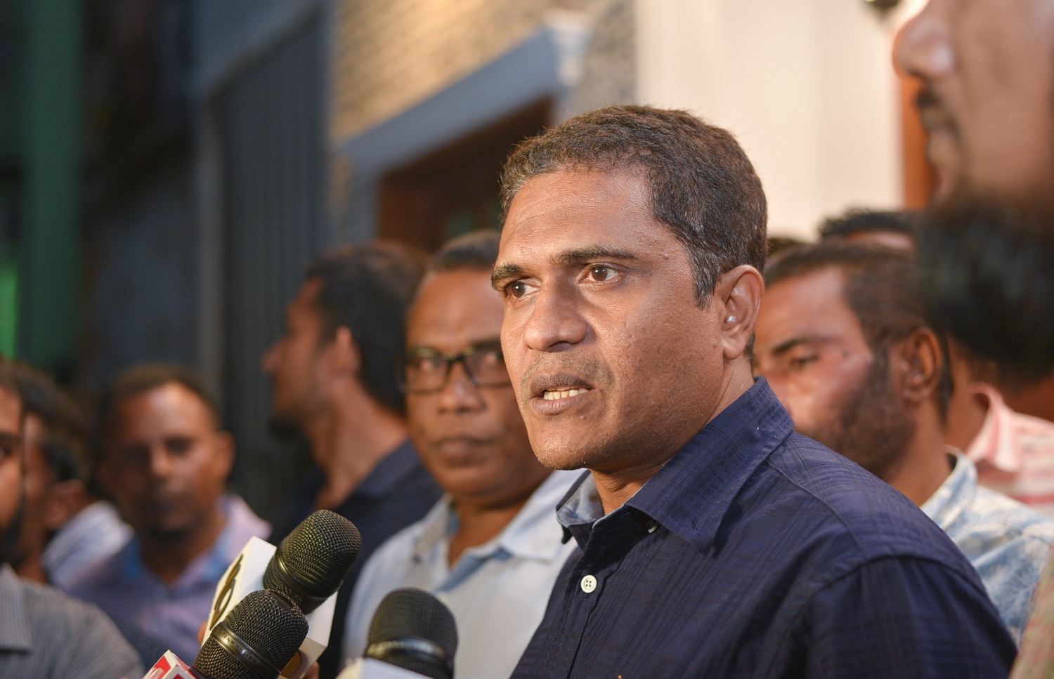 ނިހާން މިއަދު އޮތް ބައްދަލުވުމަށް ފަހު ނޫސްވެރިންނާ ވާހަަ ދައްކަވަނީ ފޮޓޯ/ހުސެއިން ވަހީދު/ މިހާރު