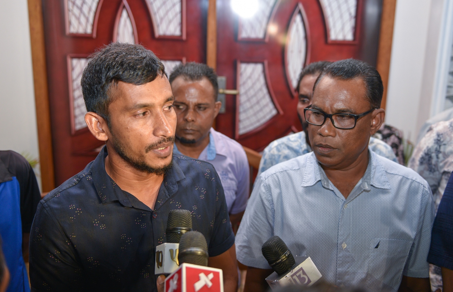 ފަލާހް (ވ) ނޫސްވެރިންނާ ވާހަކަ ދައްކަވަނީ. ގާސިމް ބަޣާވާތެއް ގެންނަވަން މަސައްކަތް ކުރައްވާ ކަމަށް އޭނާ ތުހުމަތު ކުރެއްވި. - ފޮޓޯ: މިހާރު/ ހުސެއިން ވަހީދު