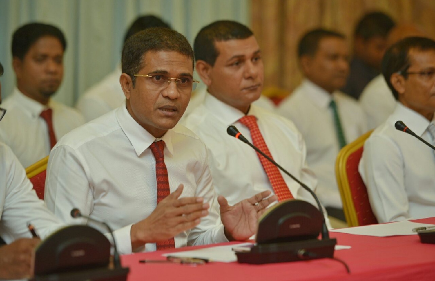 ޕްރެސް ކޮންފަރެންސްގައި ނިހާން ވާހަކަ ދައްކަވަނީ: ދެއިރު ދެ ދަޅަ އަށް ޕާޓީ ބަދަލުކުރުމުގެ ފުރުސަތު މެމްބަރުންނަށް އޮވެގެން ނުވާނެ ކަމަށް އޭނާ ވިދާޅުވި. --ފޮޓޯ: ހުސެއިން ވަހީދު/ މިހާރު