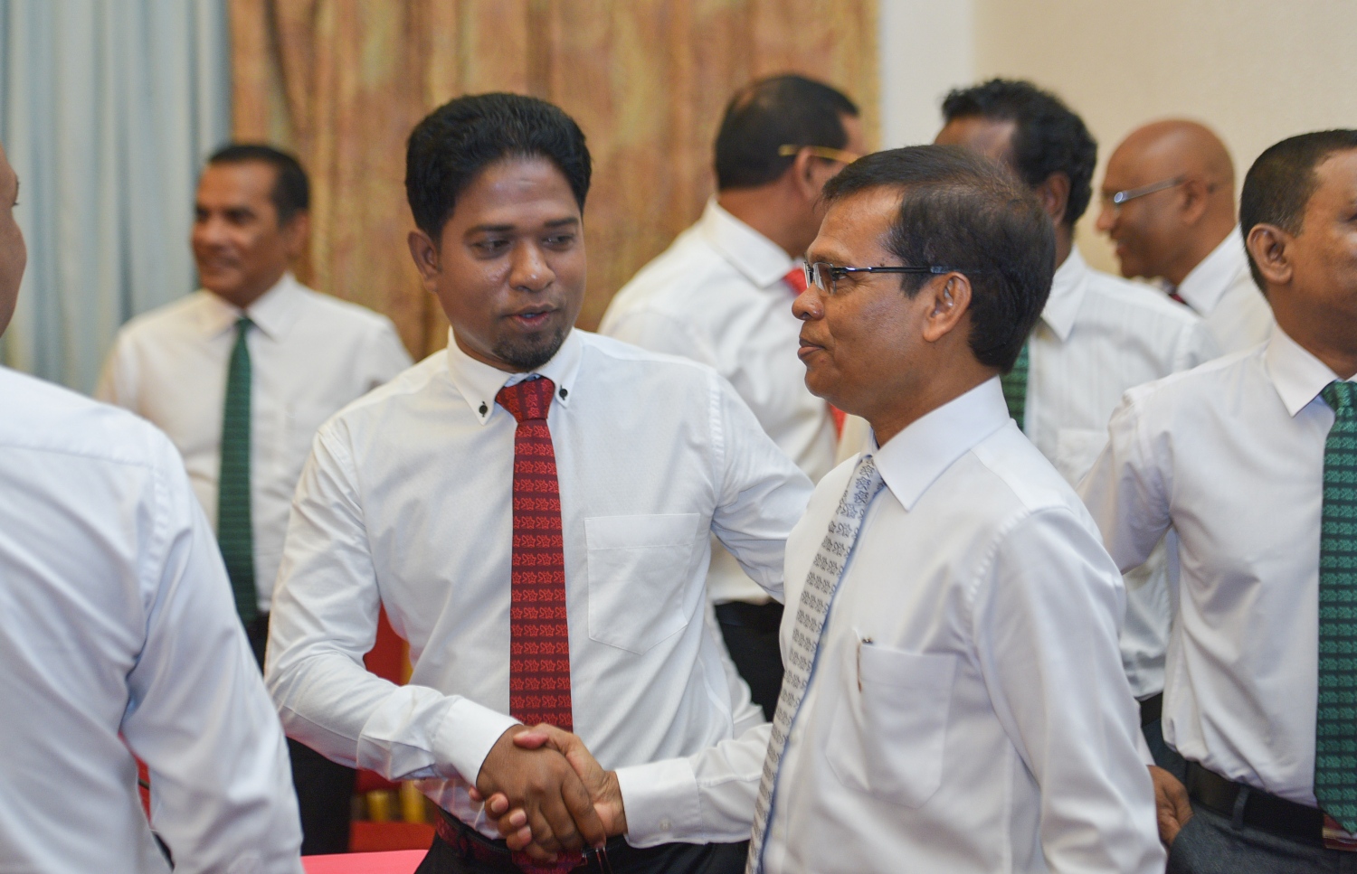 ޕީޕީއެމް ކޯލިޝަނުން މިއަދު ބޭއްވި ނިއުސް ކޮންފަރެންސަށް ފަހު ރައްޔިތުންގެ މަޖިލީހުގެ ރައީސް މަސީހް އާއި އިސްދޫ ދާއިރާގެ މެމްބަރު އަހުމަދު ރަޝީދު ސަލާމް ކުރައްވަނީ.---މިހާރު ފޮޓޯ: ހުސެއިން ވަހީދު