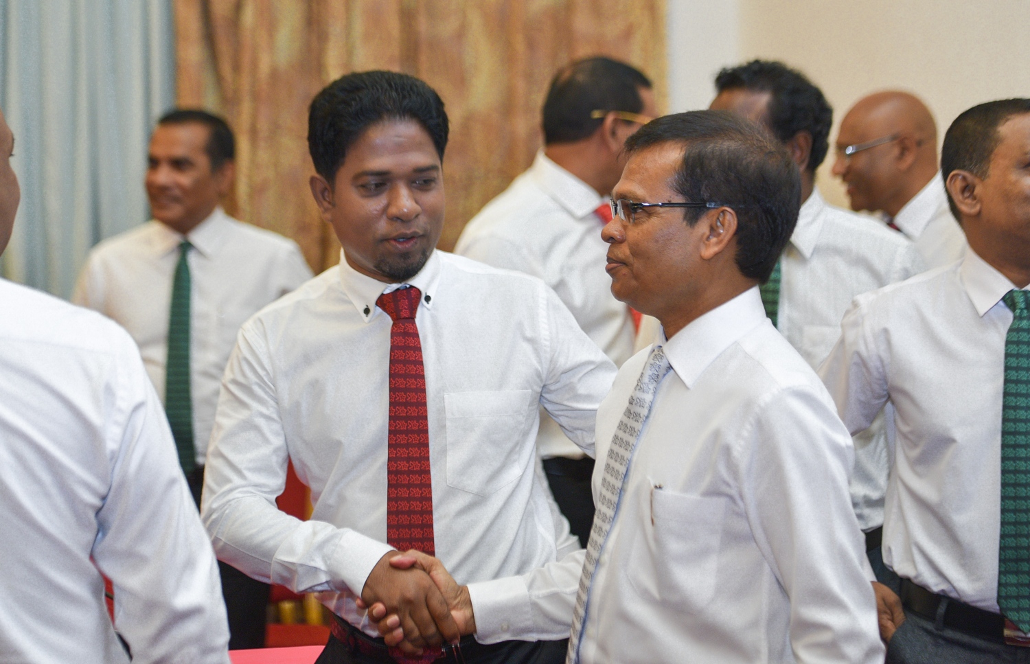 ރައްޔިތުންގެ މަޖިލިހުގެ ރައީސް މަސީހާ، އިސްދޫ ދާއިރާގެ މެމްބަރު އަހުމަދު ރަޝީދު ސަލާމް ކުރައްވަނީ.---މިހާރު ފޮޓޯ