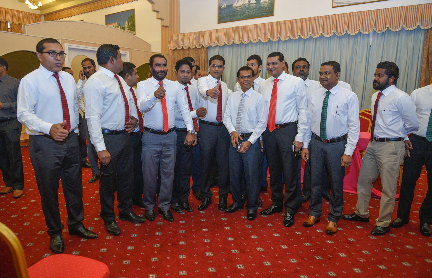 ނޫސްވެރިންގެ ބައްދަލުވުމަށްފަހު މެމްބަރުން ފޮޓޯއަކަށް ހުއްޓިގެން. - ފޮޓޯ: ހުސެއިން ވަހީދު/ މިހާރު